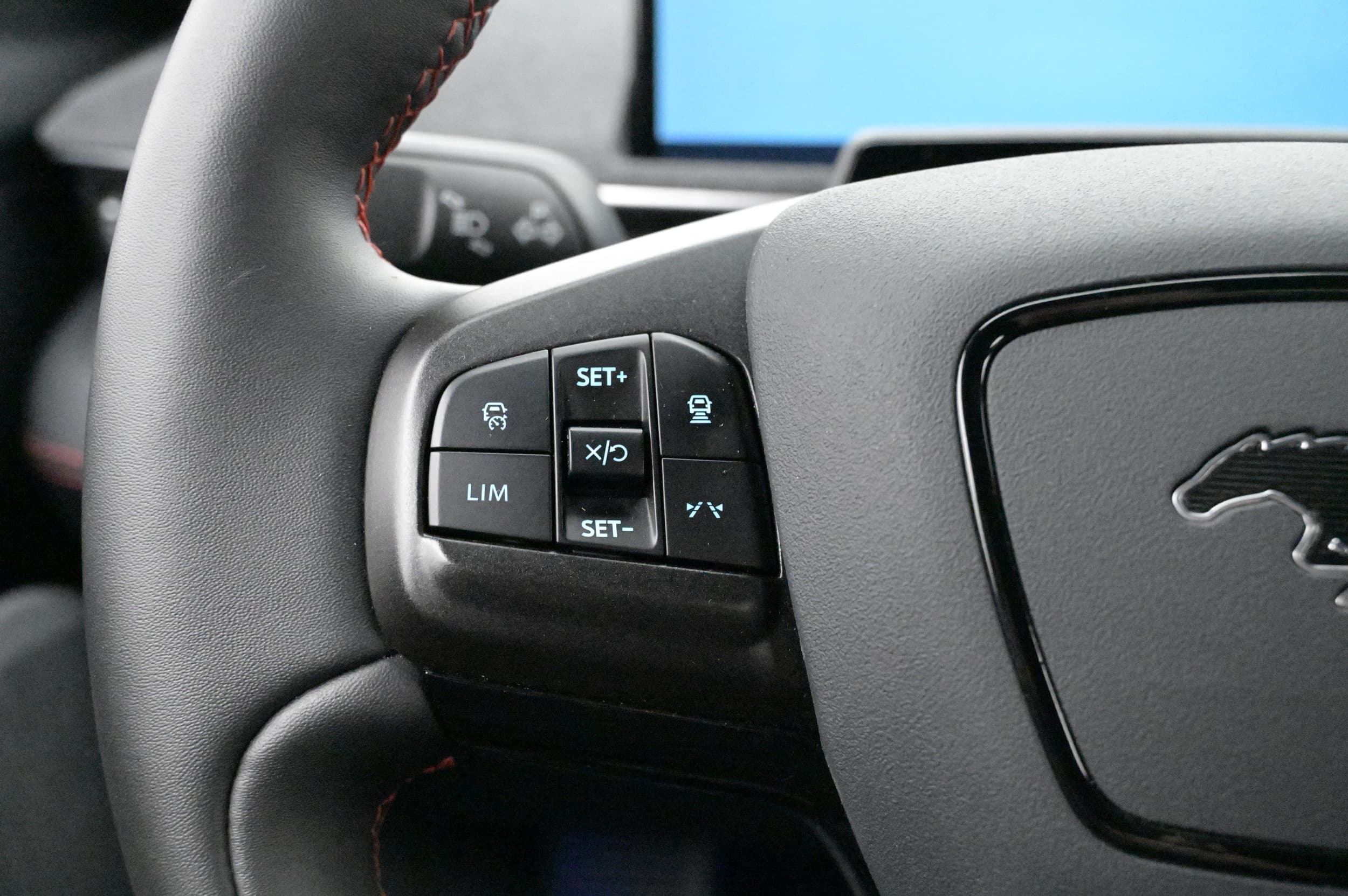 Multifunktionsratt med adaptiv farthållare