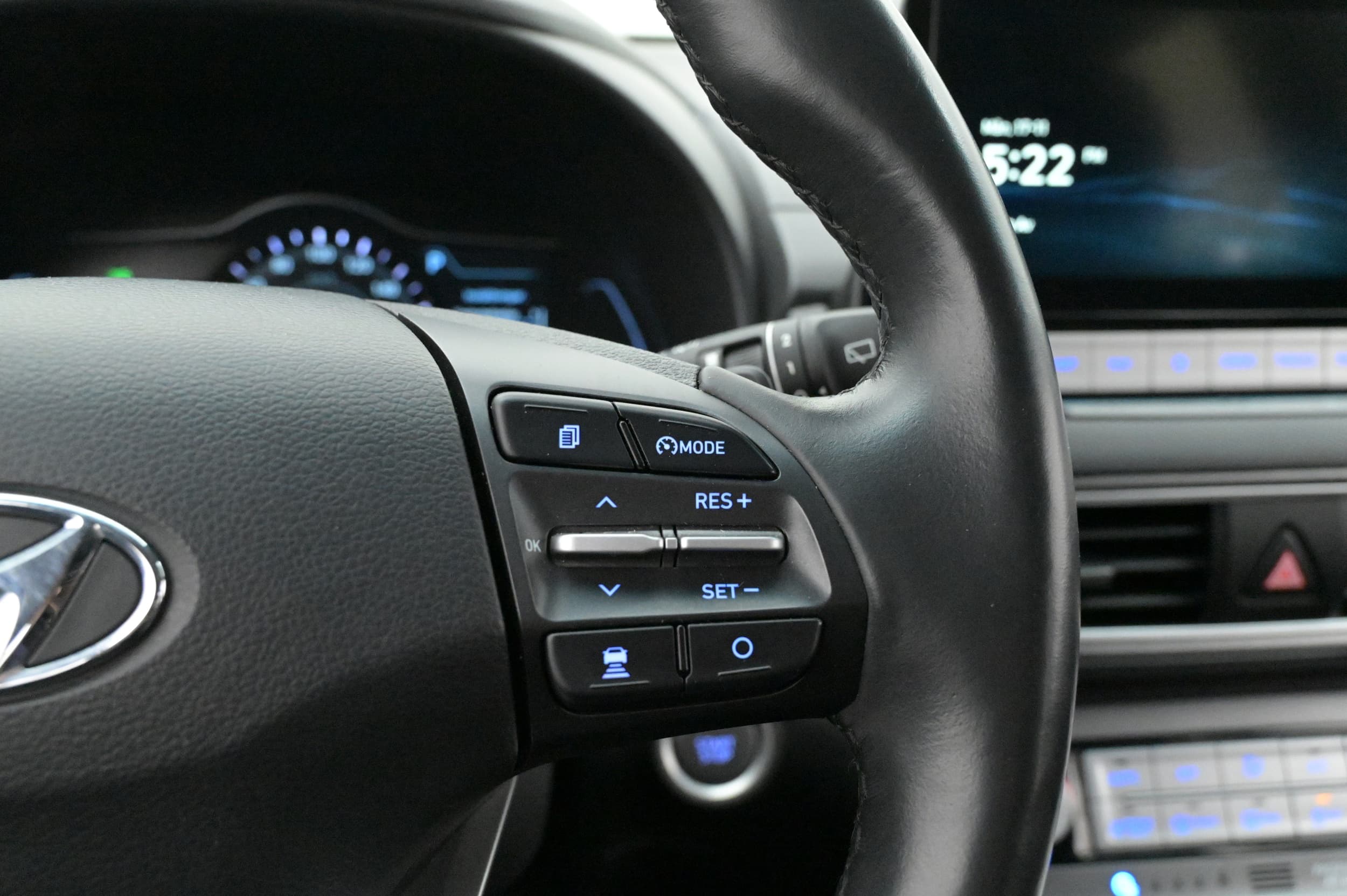 Adaptiv farthållare och aktiv filhållningsassistans