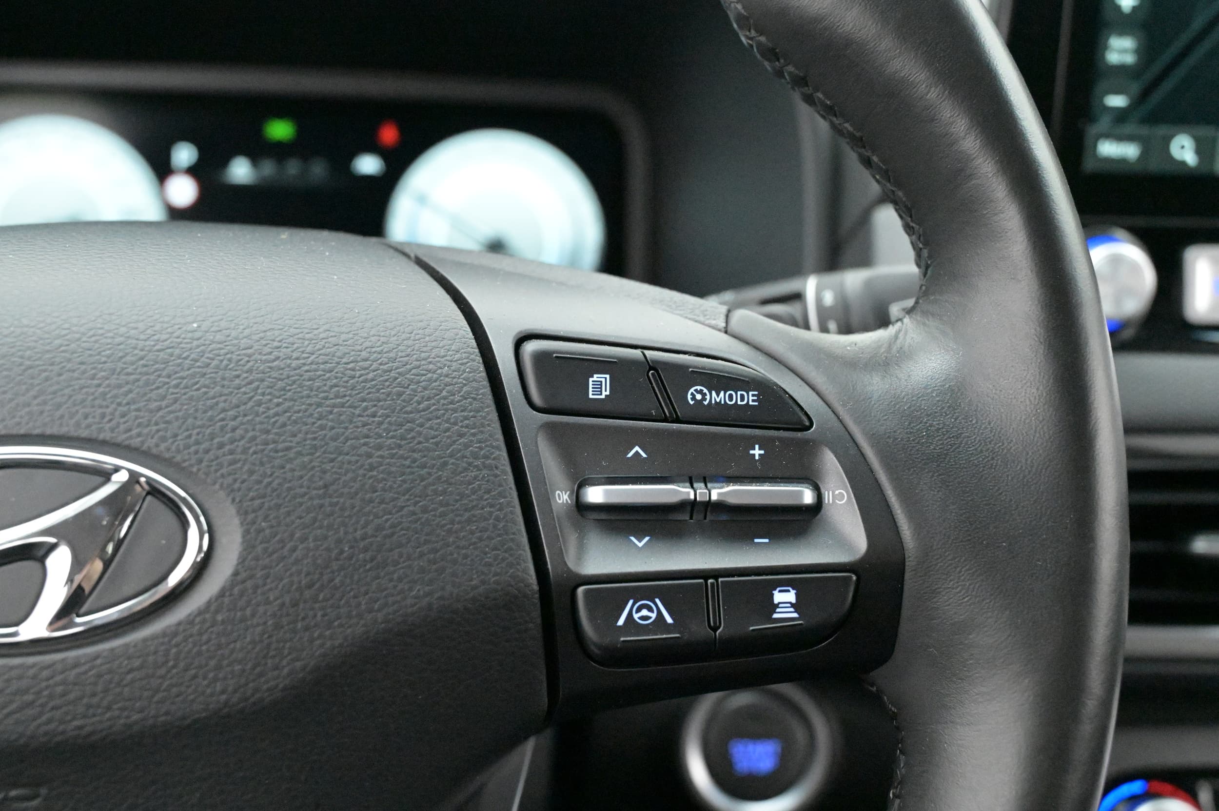 Multifunktionsratt med adaptiv farthållare