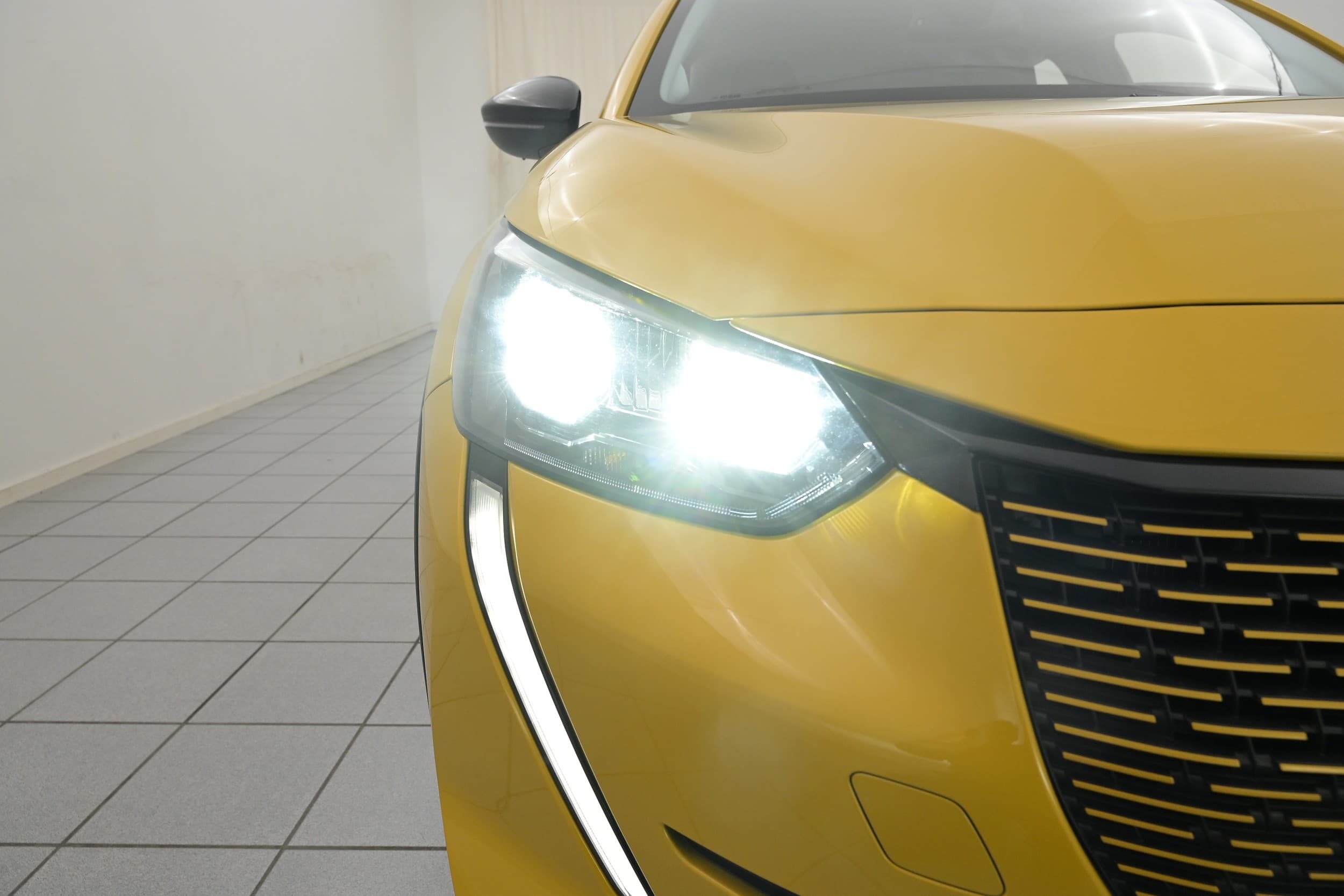 Peugeot e-208