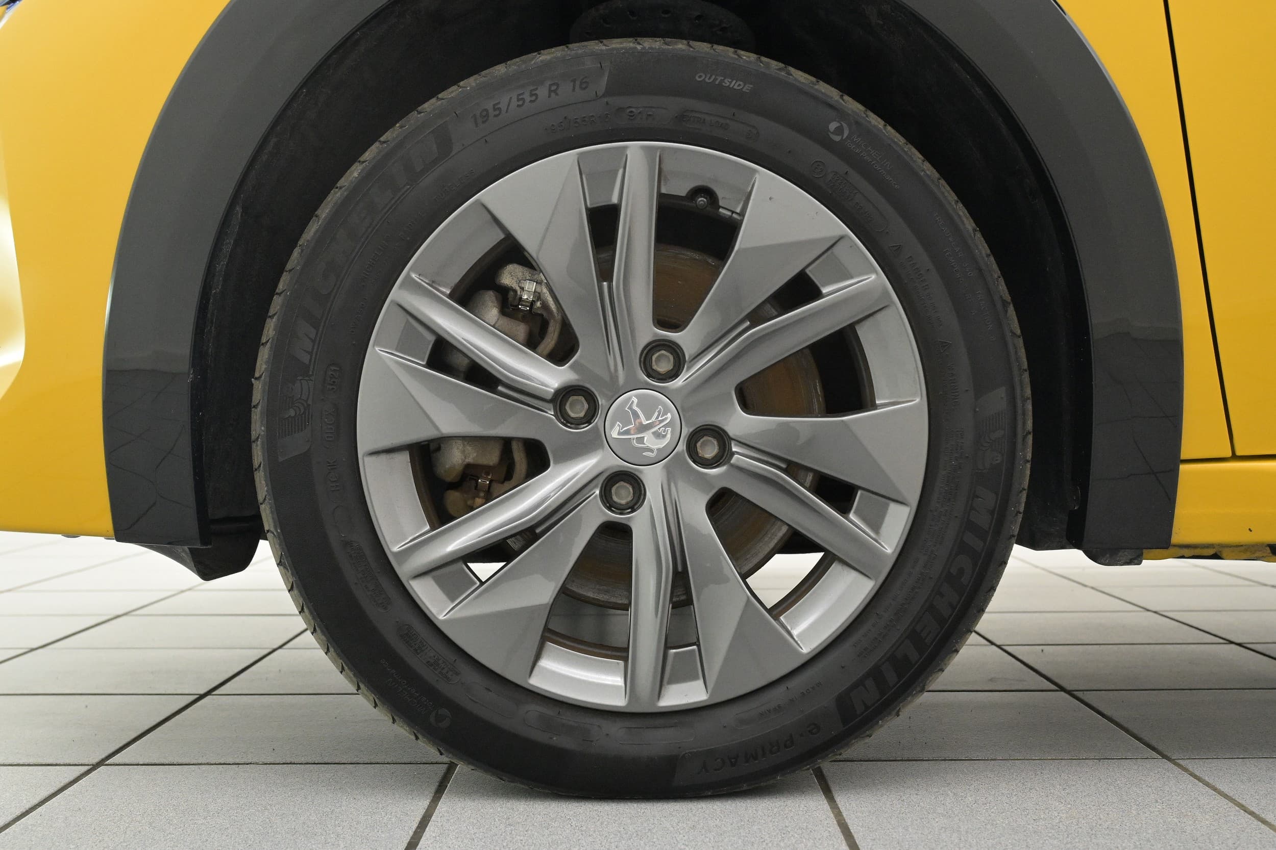 Peugeot e-208