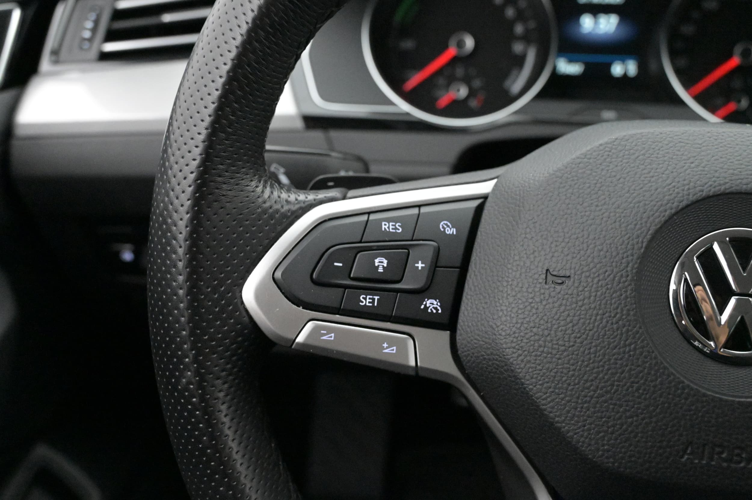 Multifunktionsratt med adaptiv farthållare