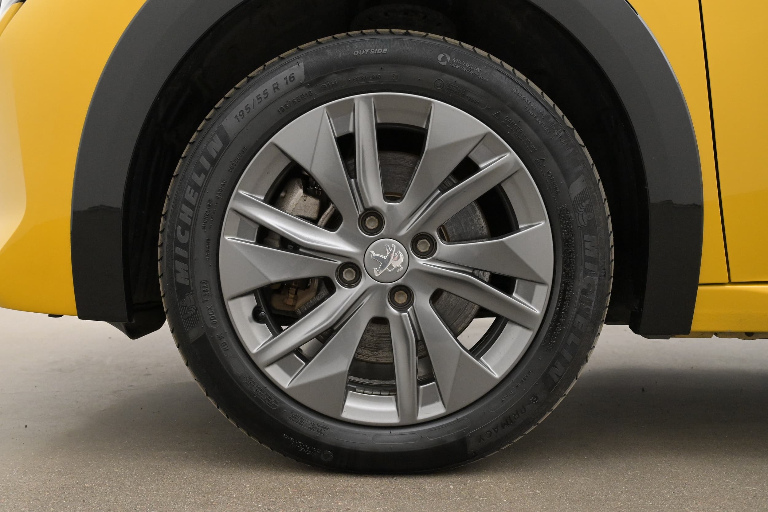 Peugeot e-208