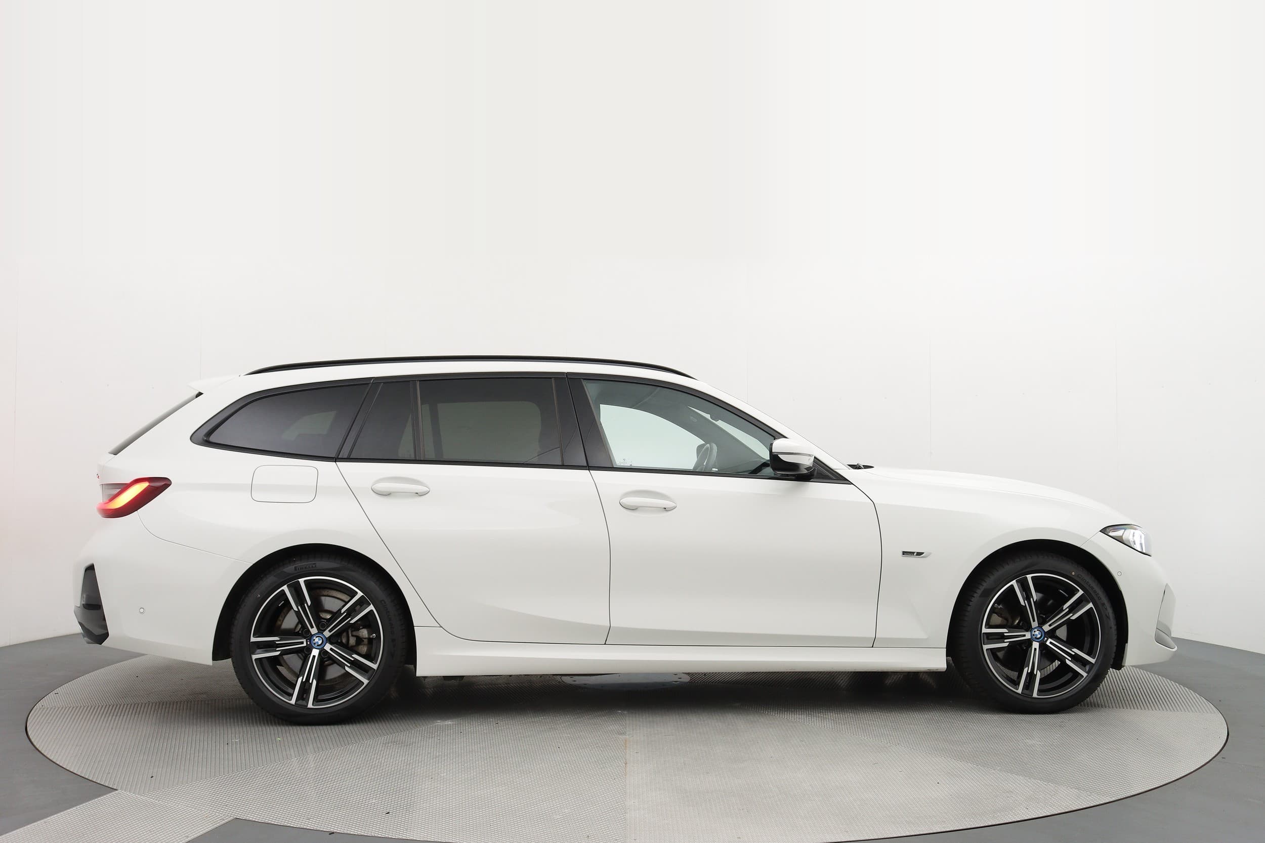 BMW 330e 