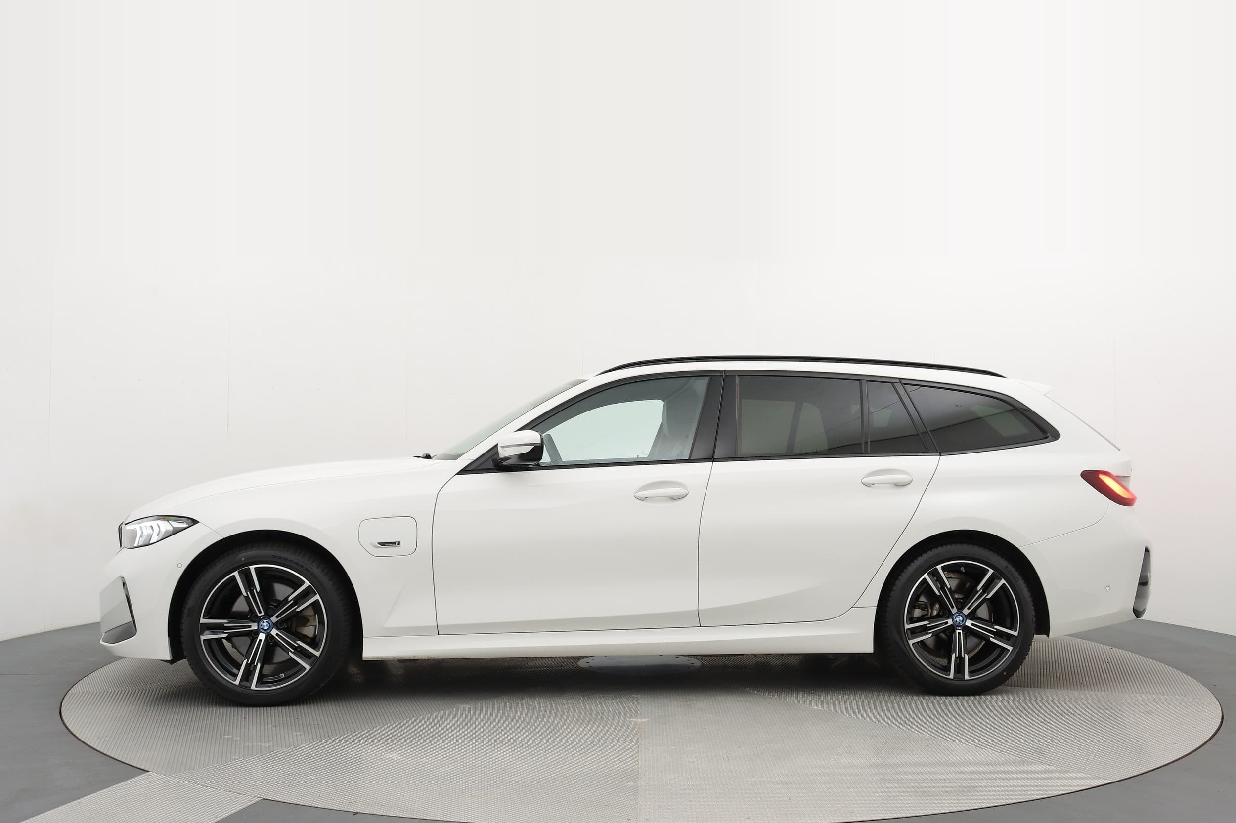 BMW 330e 