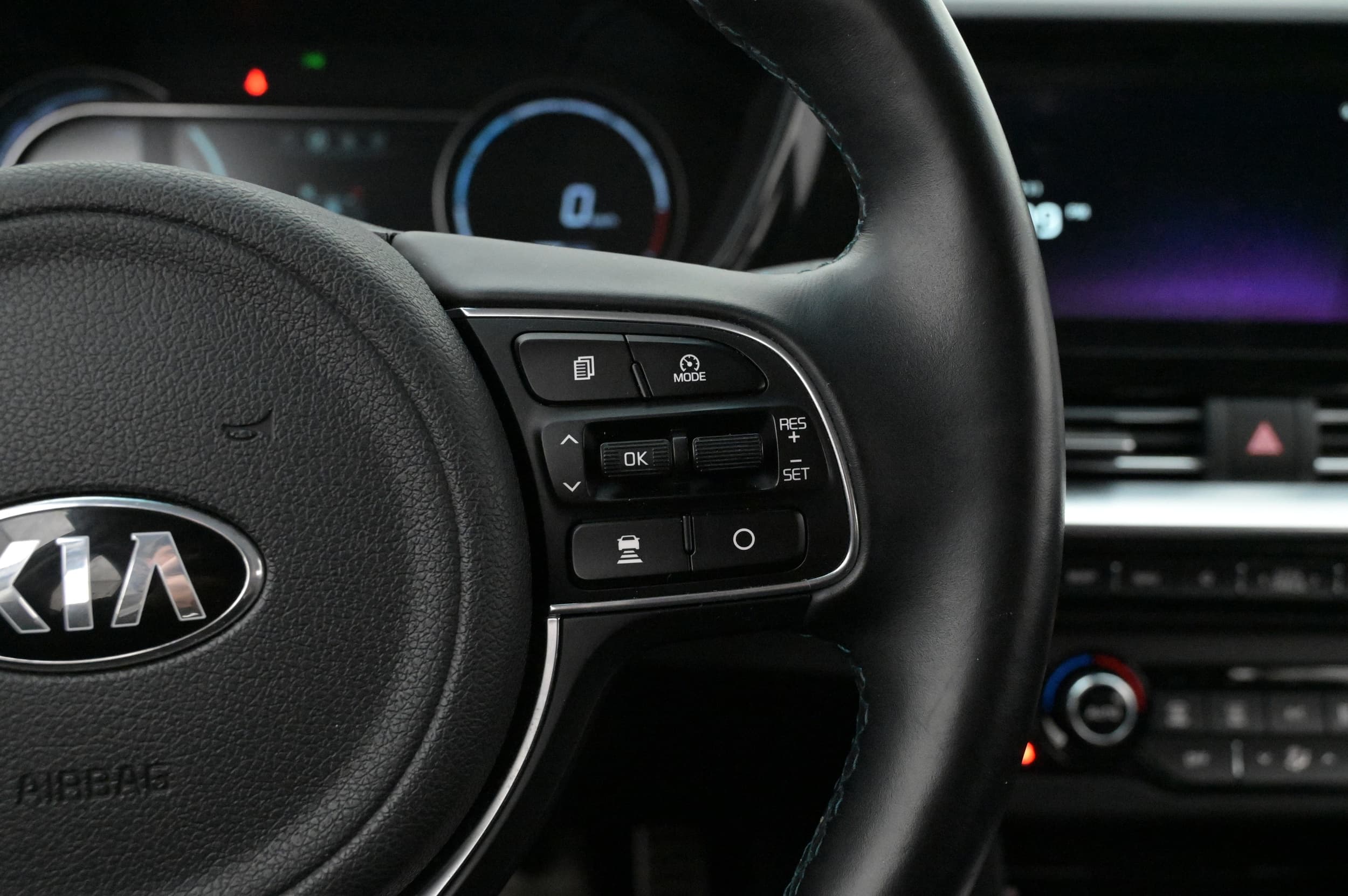 Multifunktionsratt med adaptiv farthållare