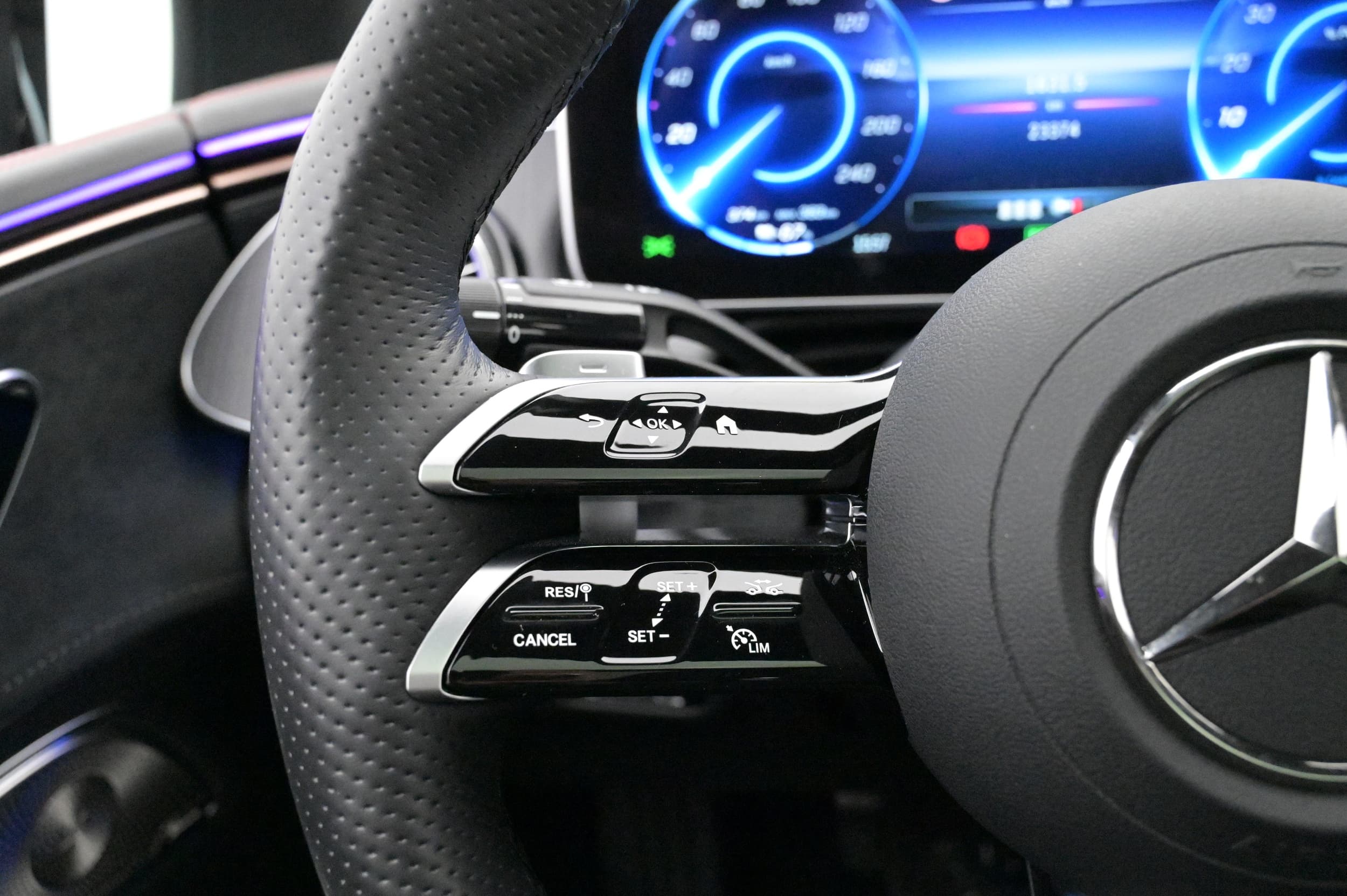 Adaptiv farthållare (Distronic Plus) och Lane Assist (Aktiv kurshållningsassistent)