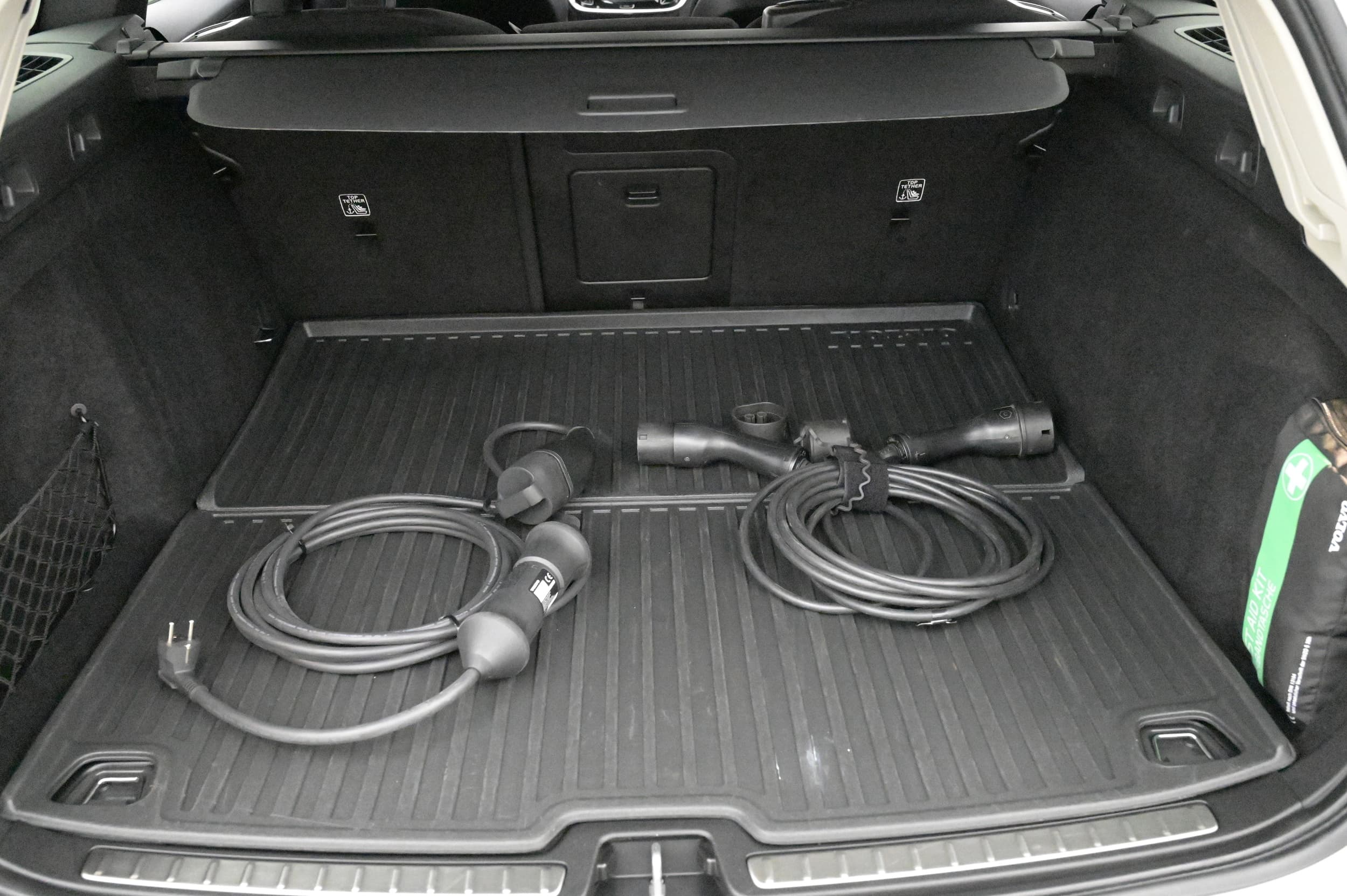 Två laddkablar - för laddning i laddstolpe/laddbox samt för laddning i eluttag