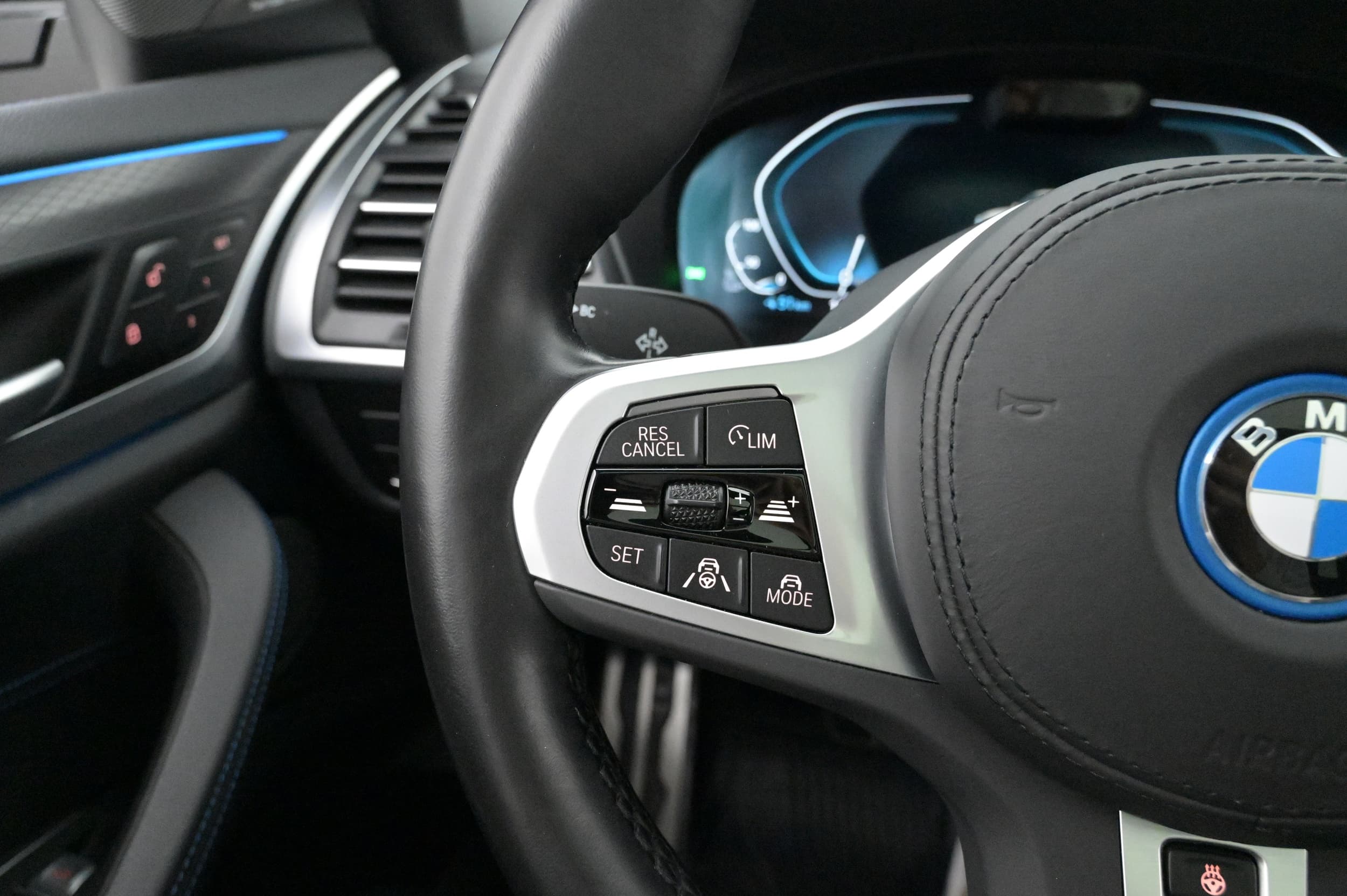 Driving Assistant Professional - adaptiv farthållare och filhållningsassistent