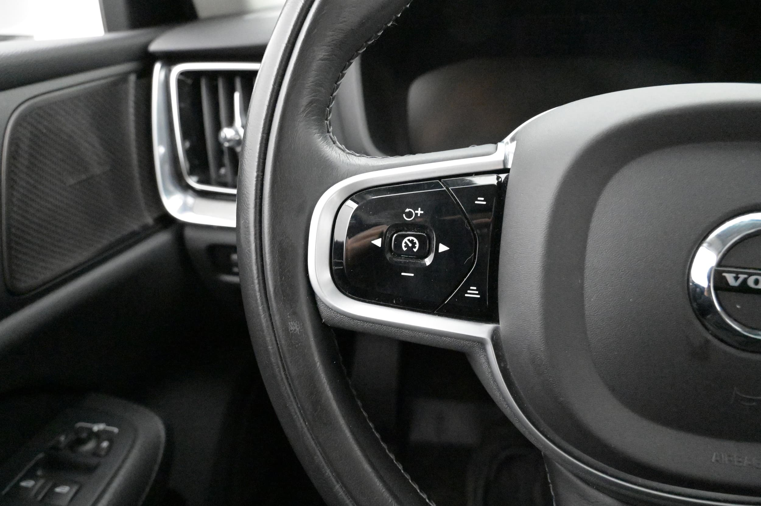 Multifunktionsratt med adaptiv farthållare