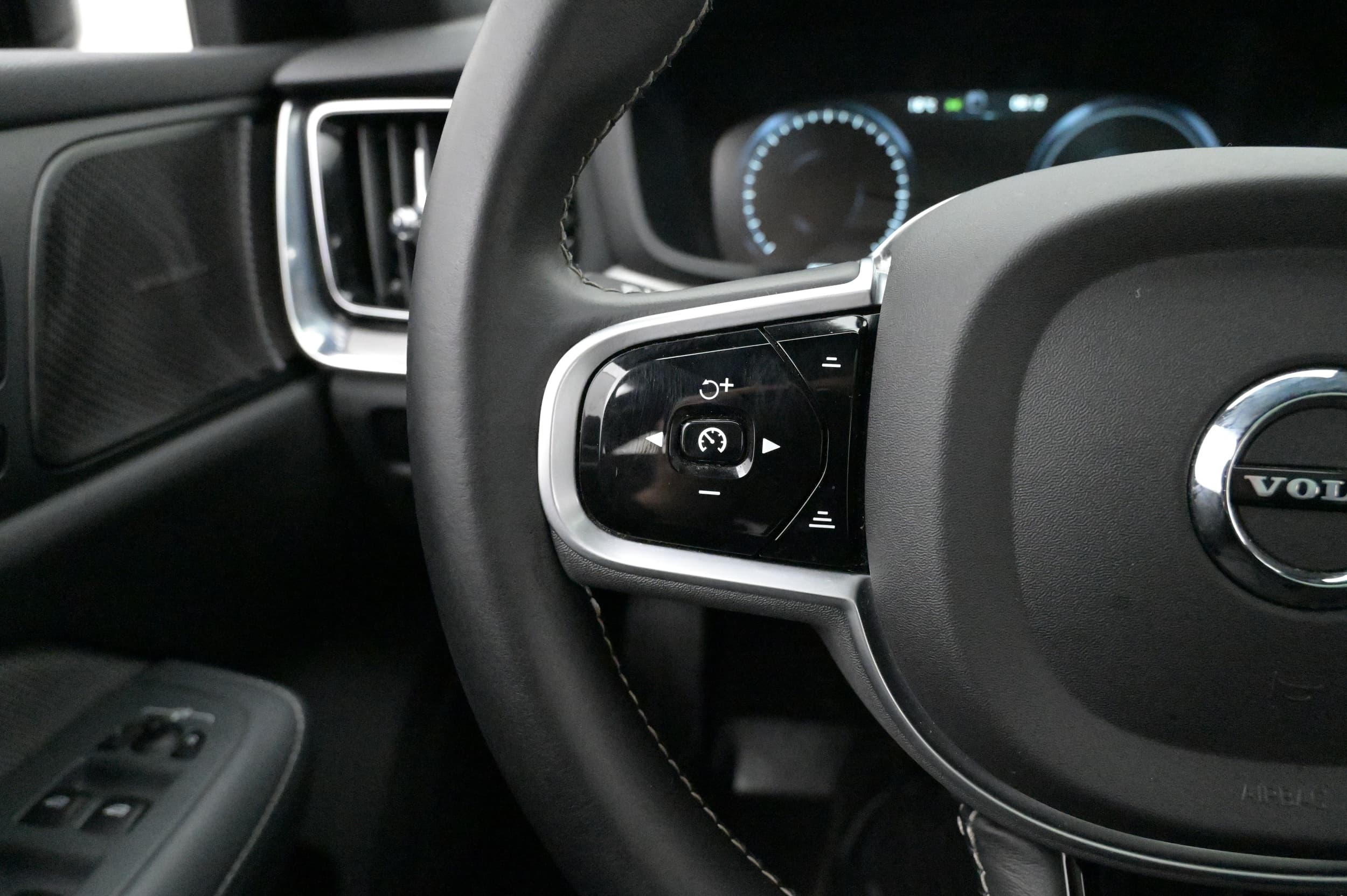 Multifunktionsratt med adaptiv farthållare