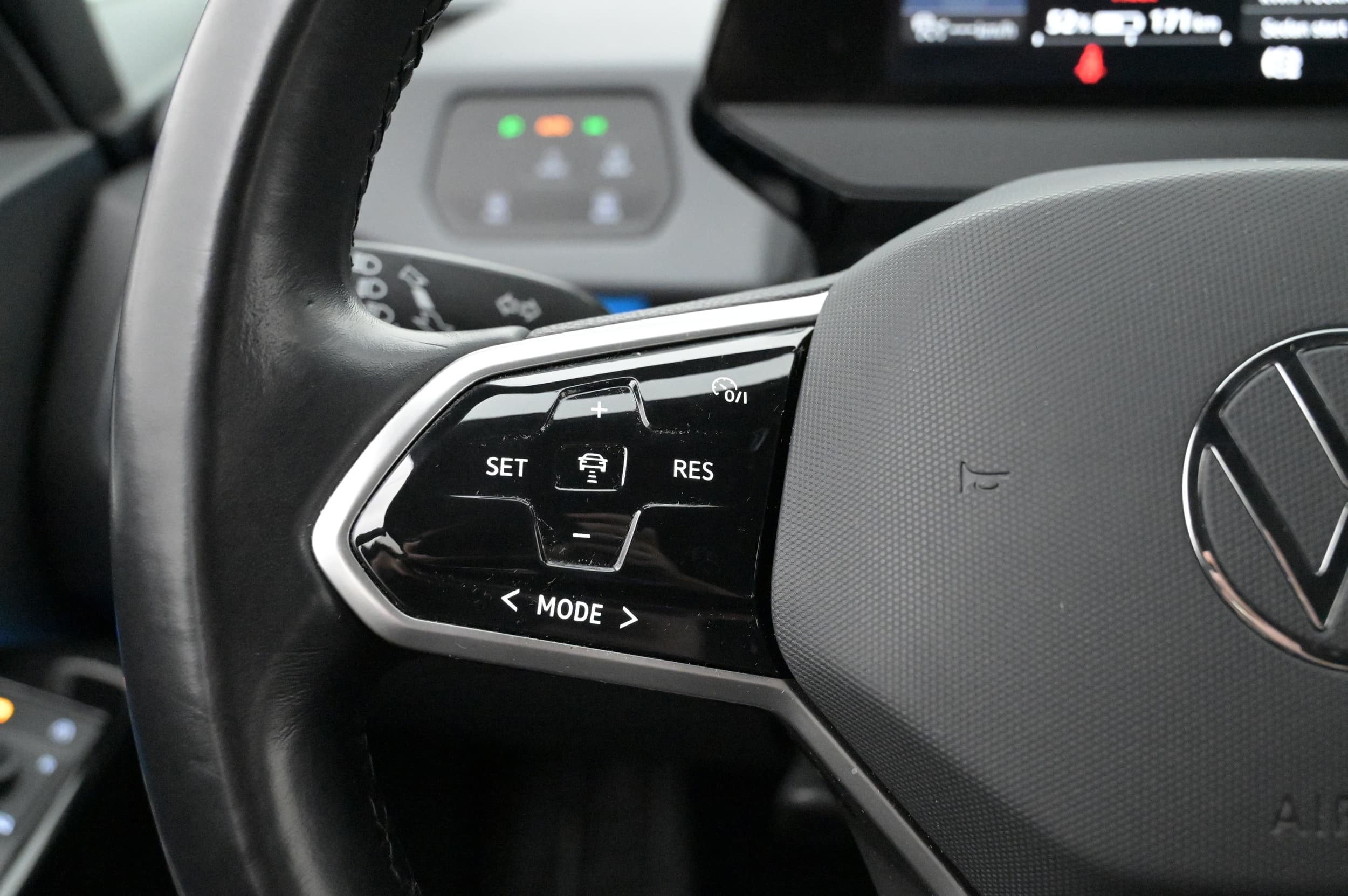 Multifunktionsratt med adaptiv farthållare