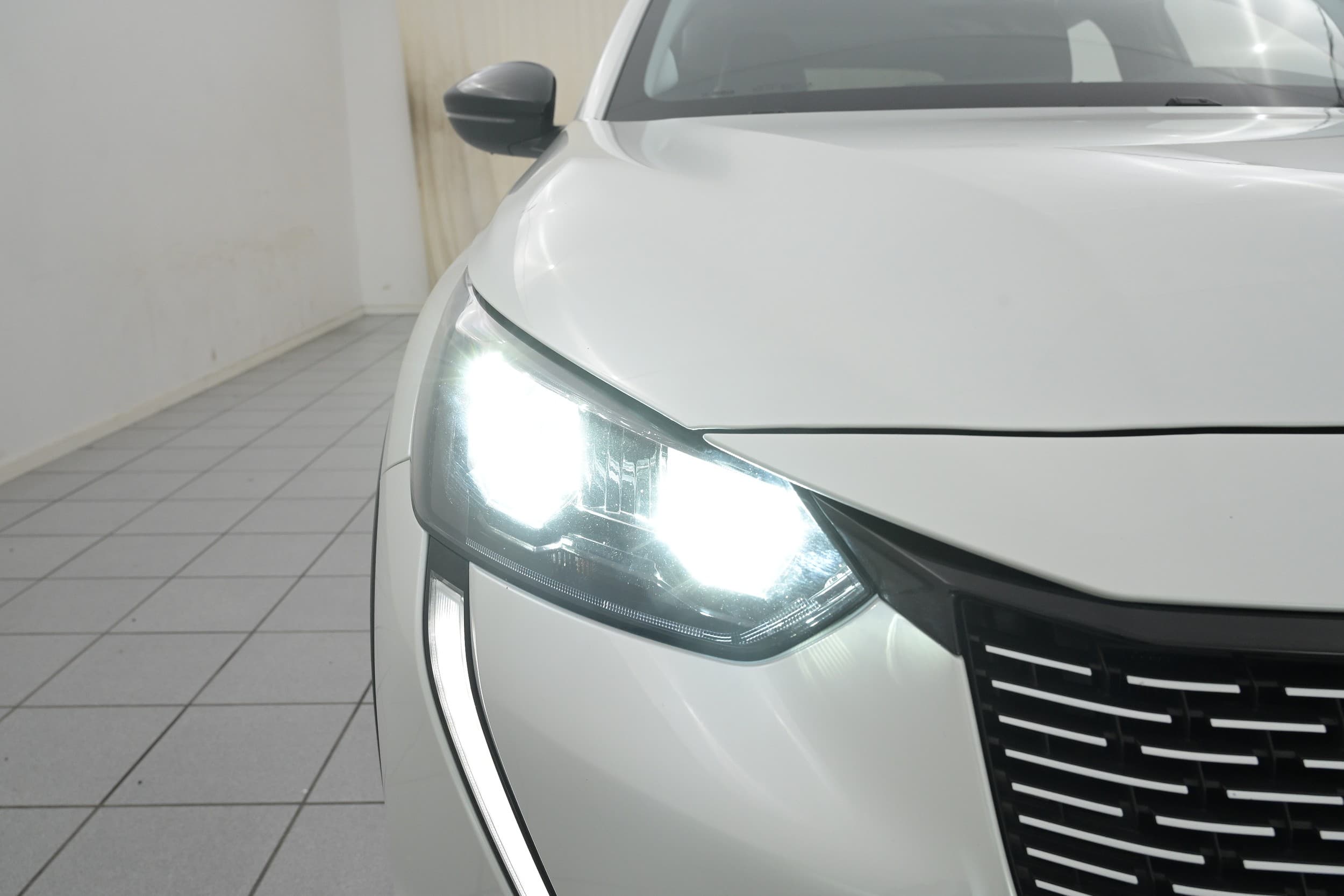 Peugeot e-208