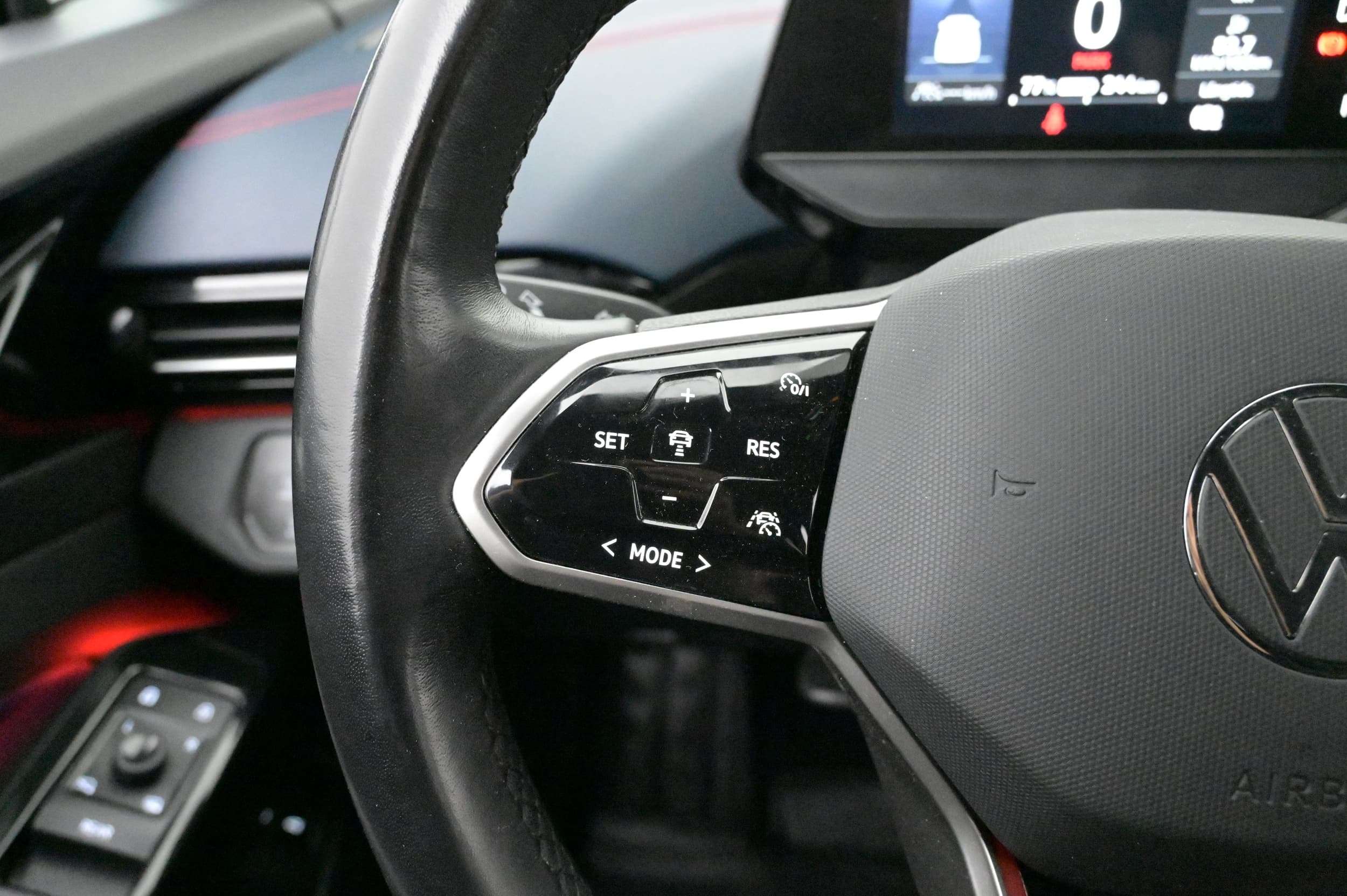 Multifunktionsratt med adaptiv farthållare