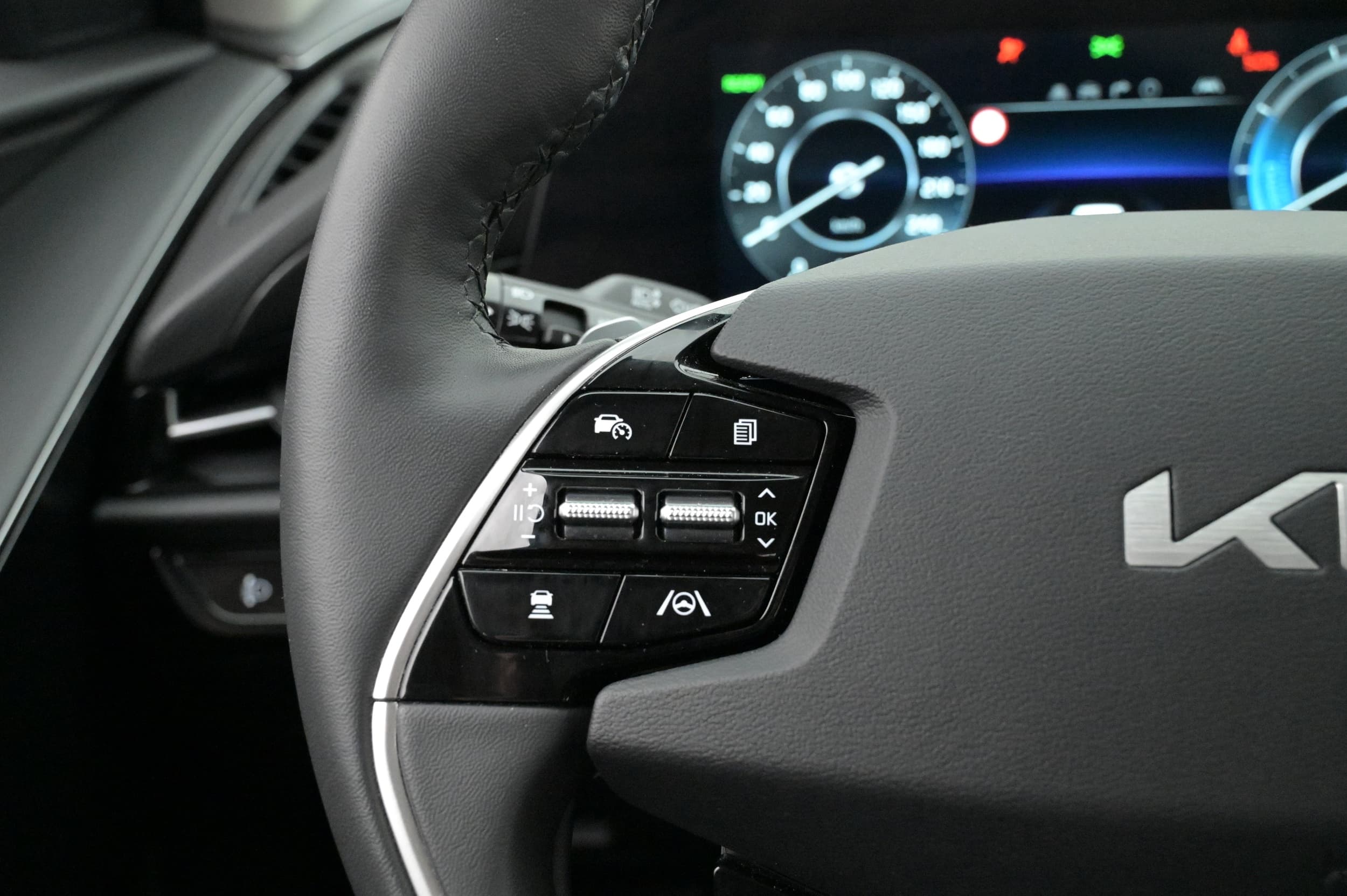 Multifunktionsratt med adaptiv farthållare