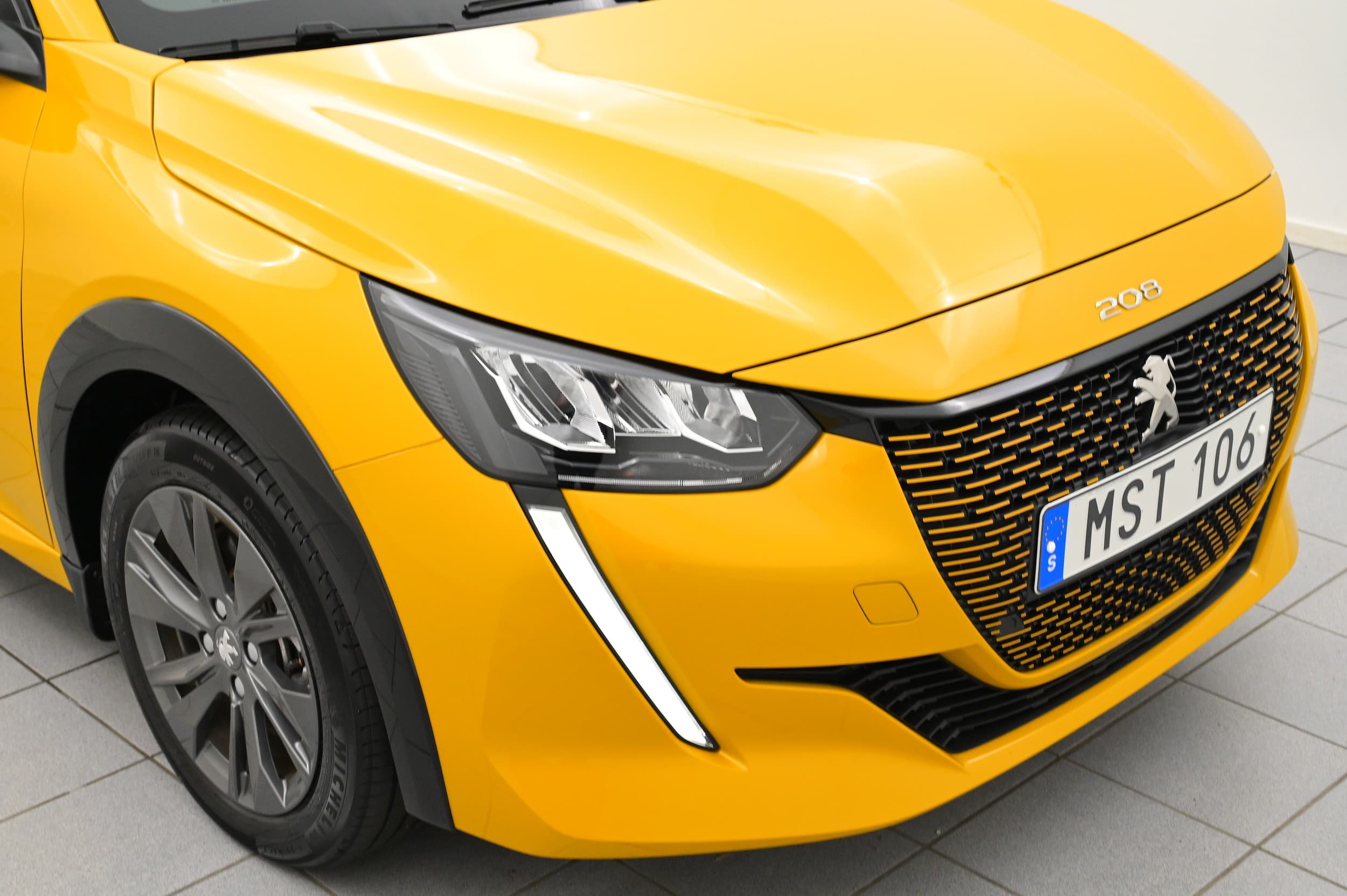 Peugeot e-208