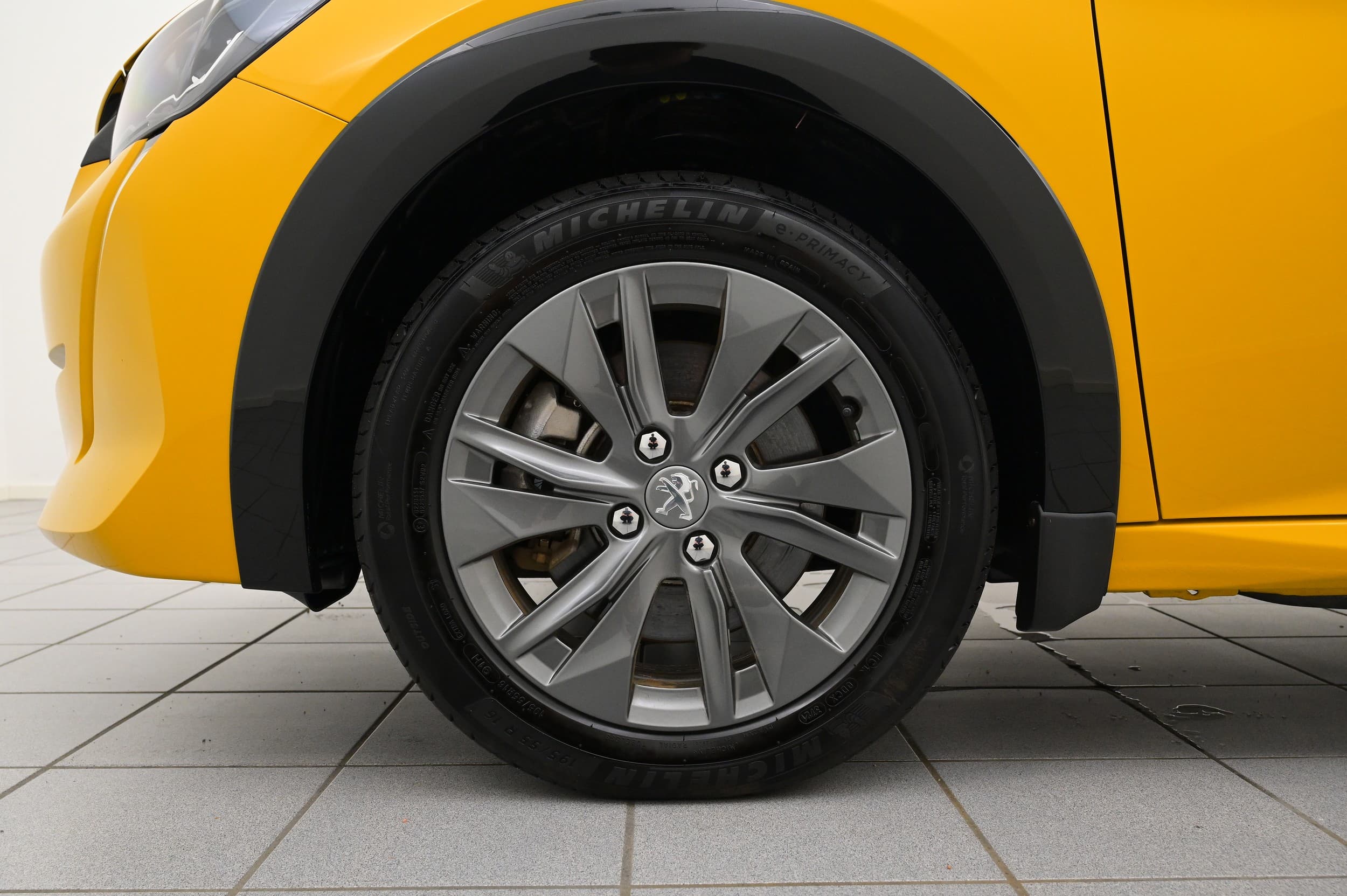 Peugeot e-208