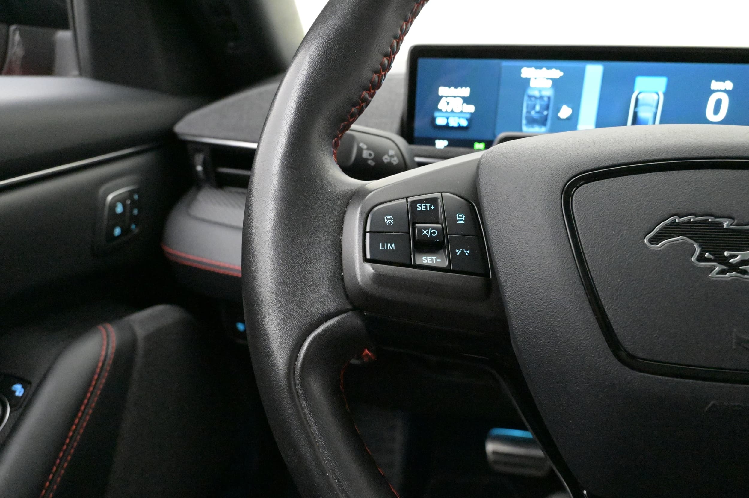 Multifunktionsratt med adaptiv farthållare