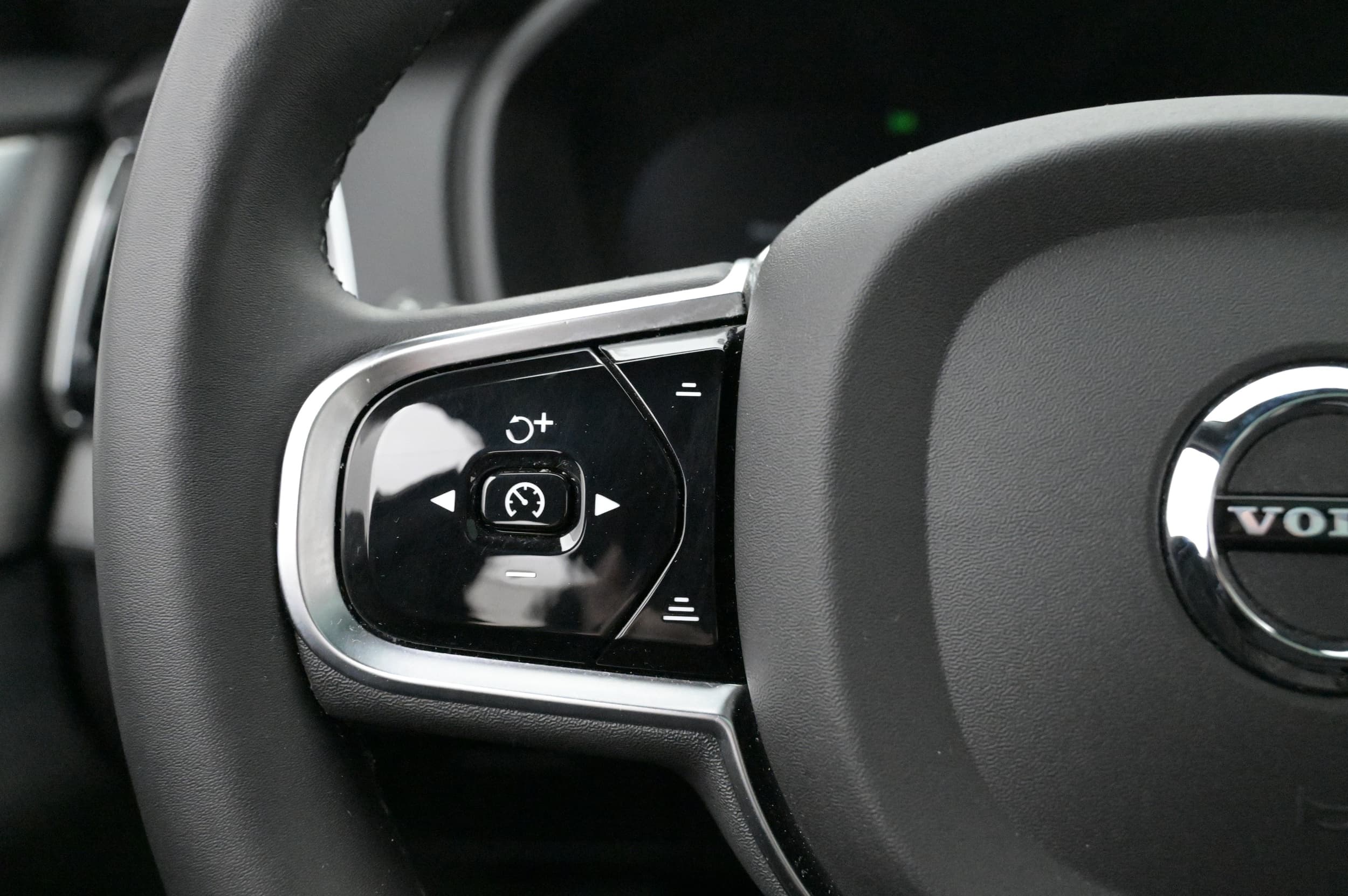 Multifunktionsratt med adaptiv farthållare