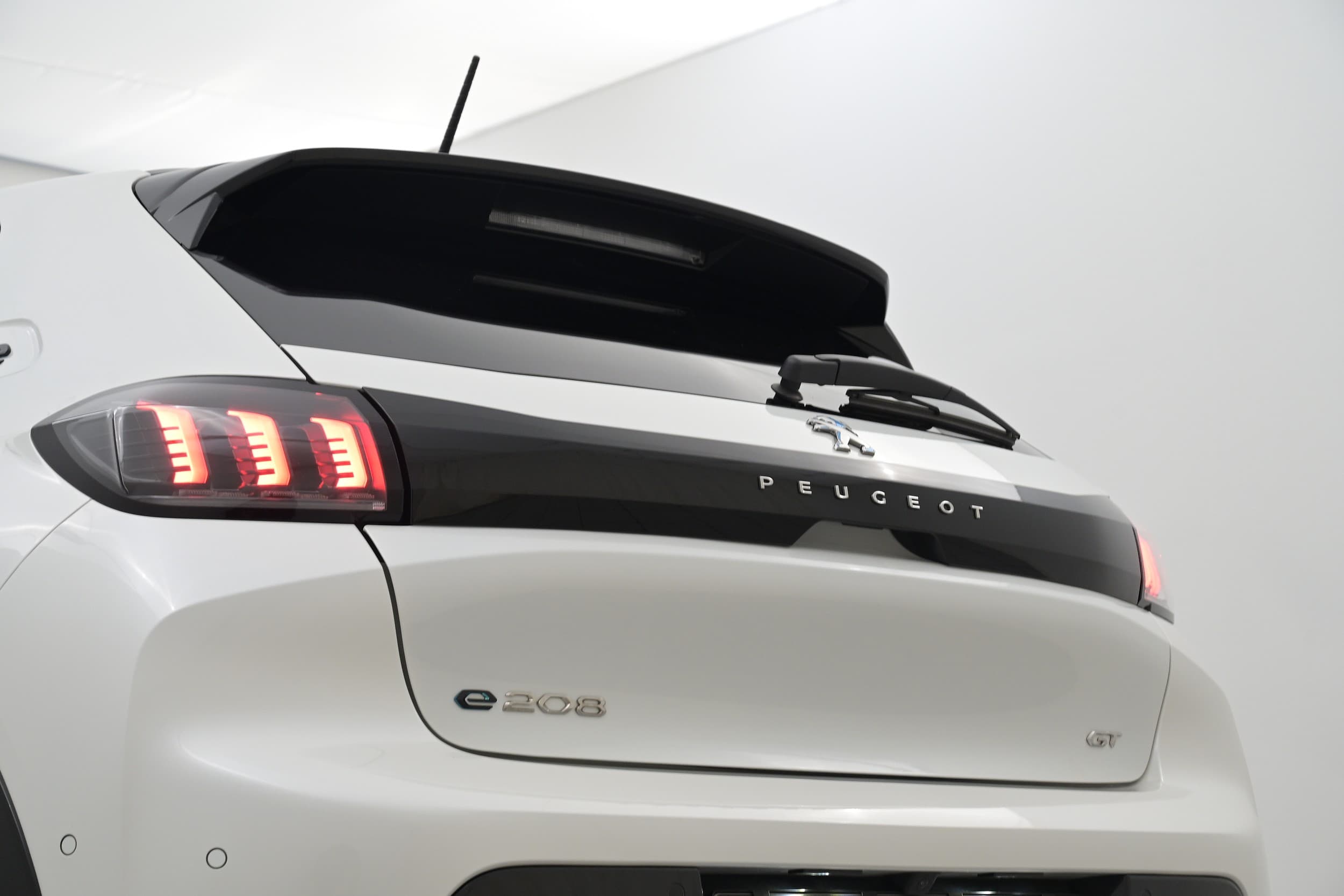 Peugeot e-208