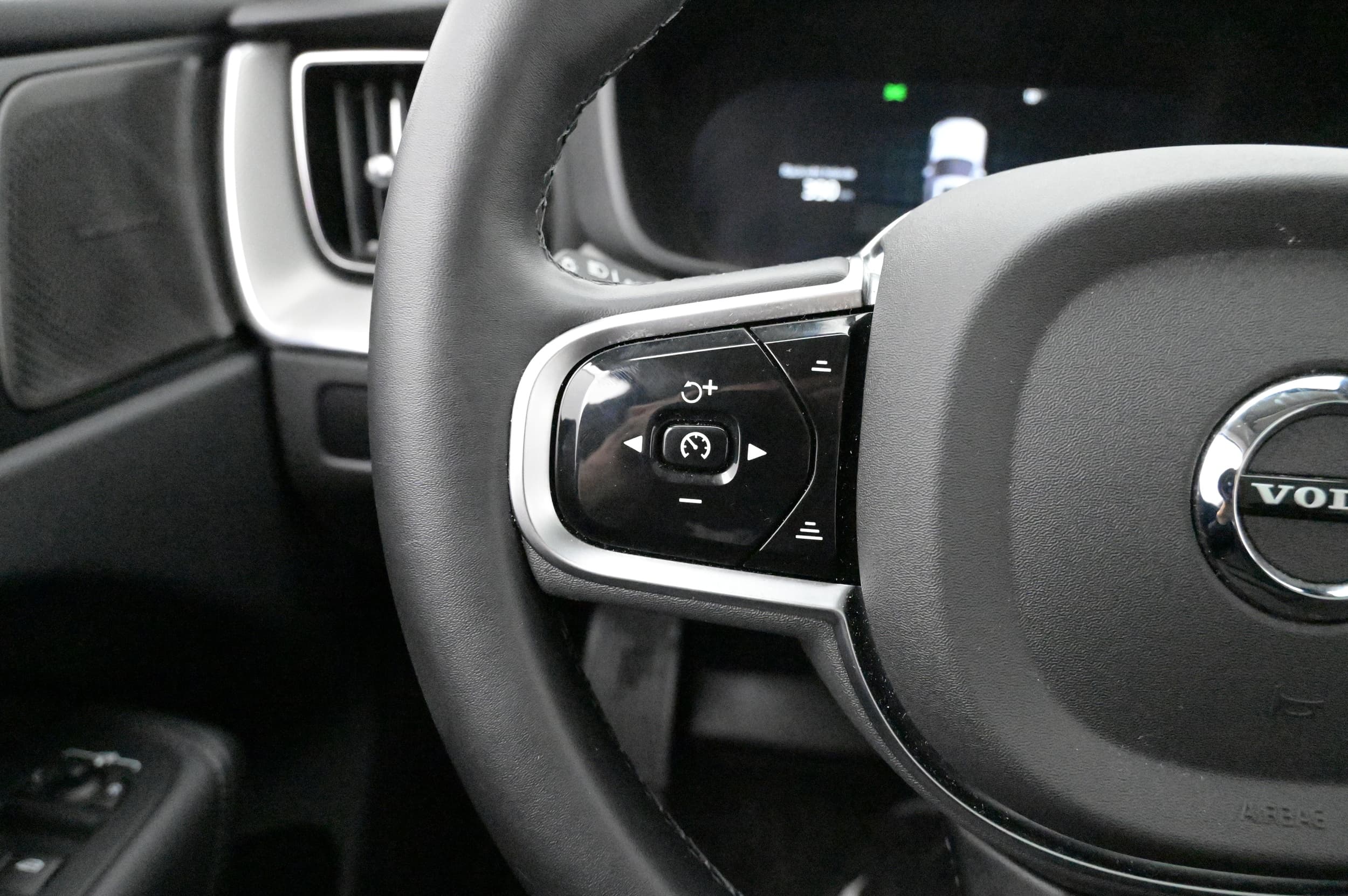 Multifunktionsratt med adaptiv farthållare