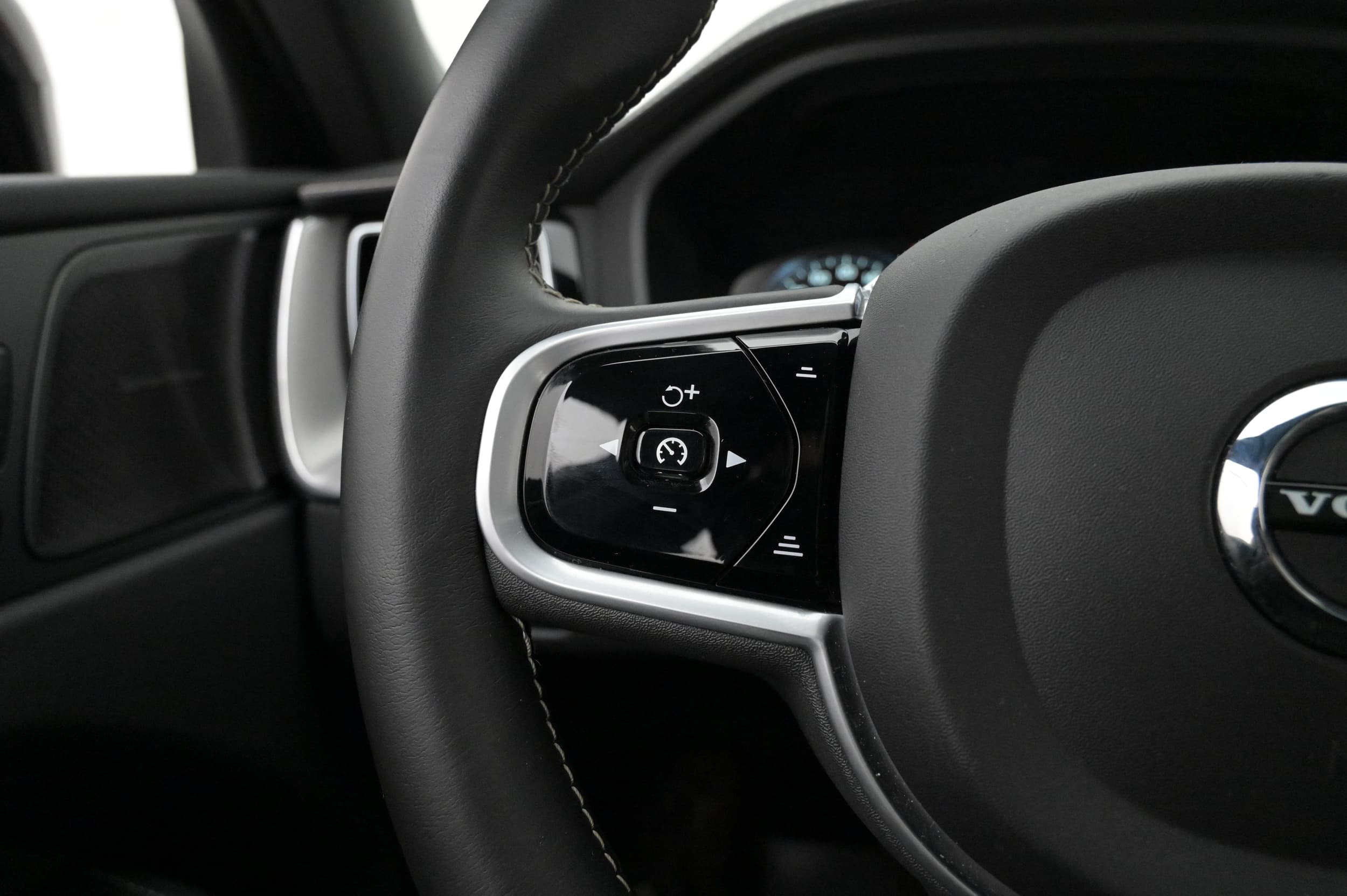 Multifunktionsratt med adaptiv farthållare