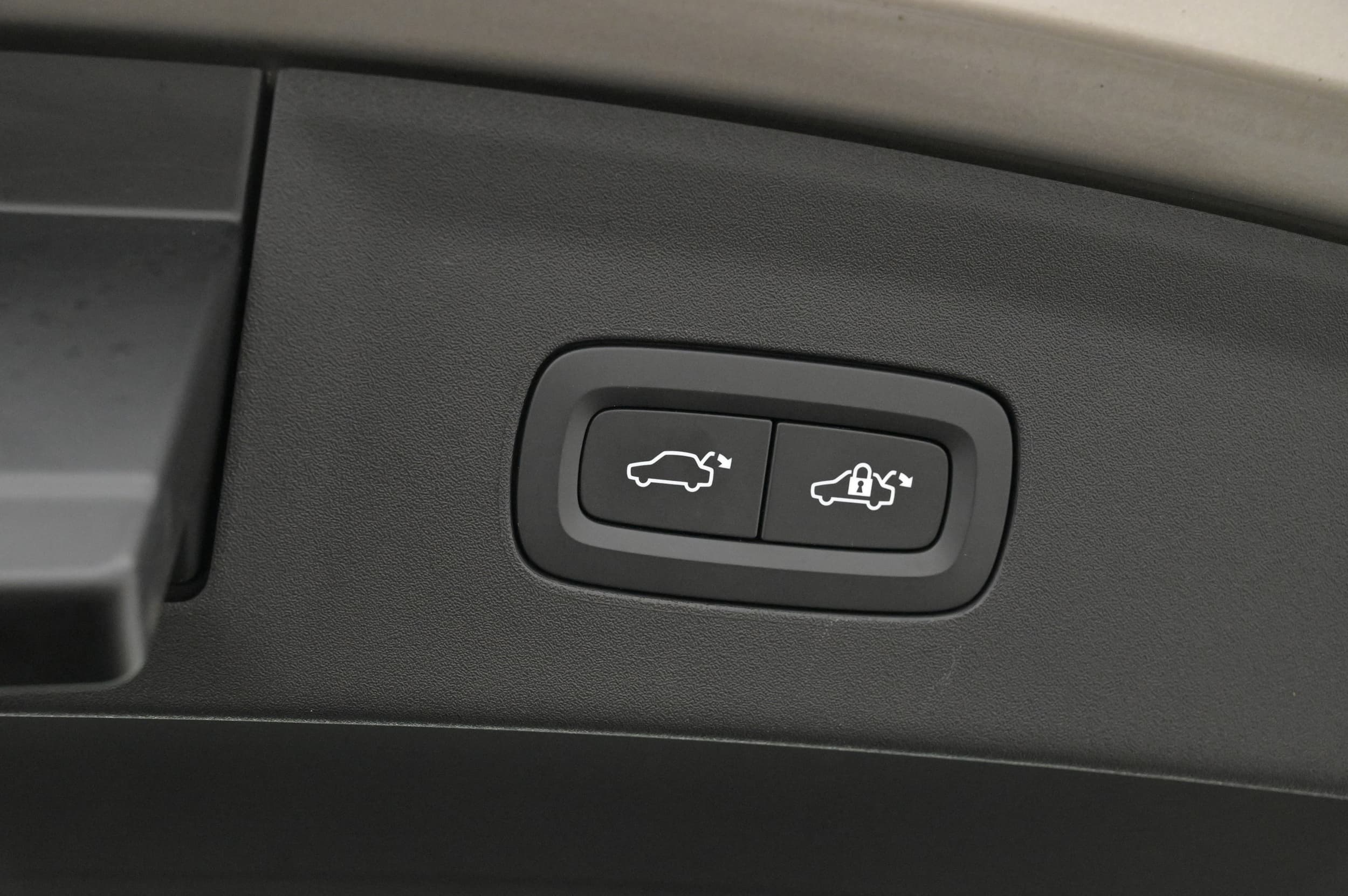 Elmanövrerad bagagelucka