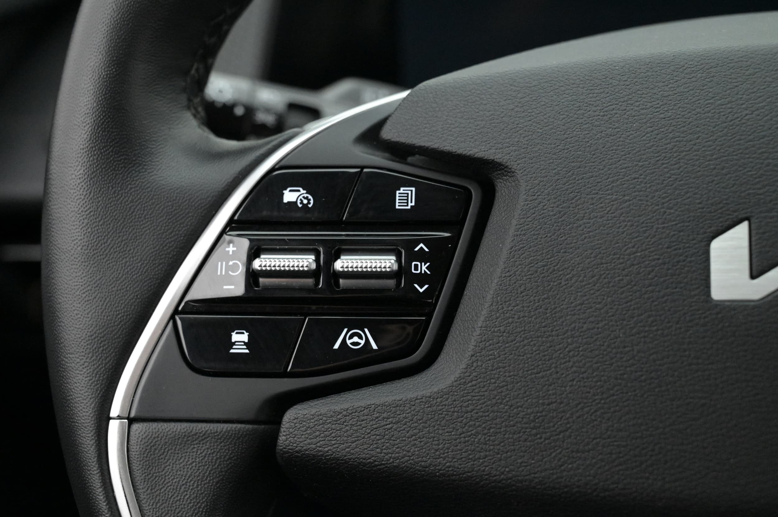 Multifunktionsratt med adaptiv farthållare