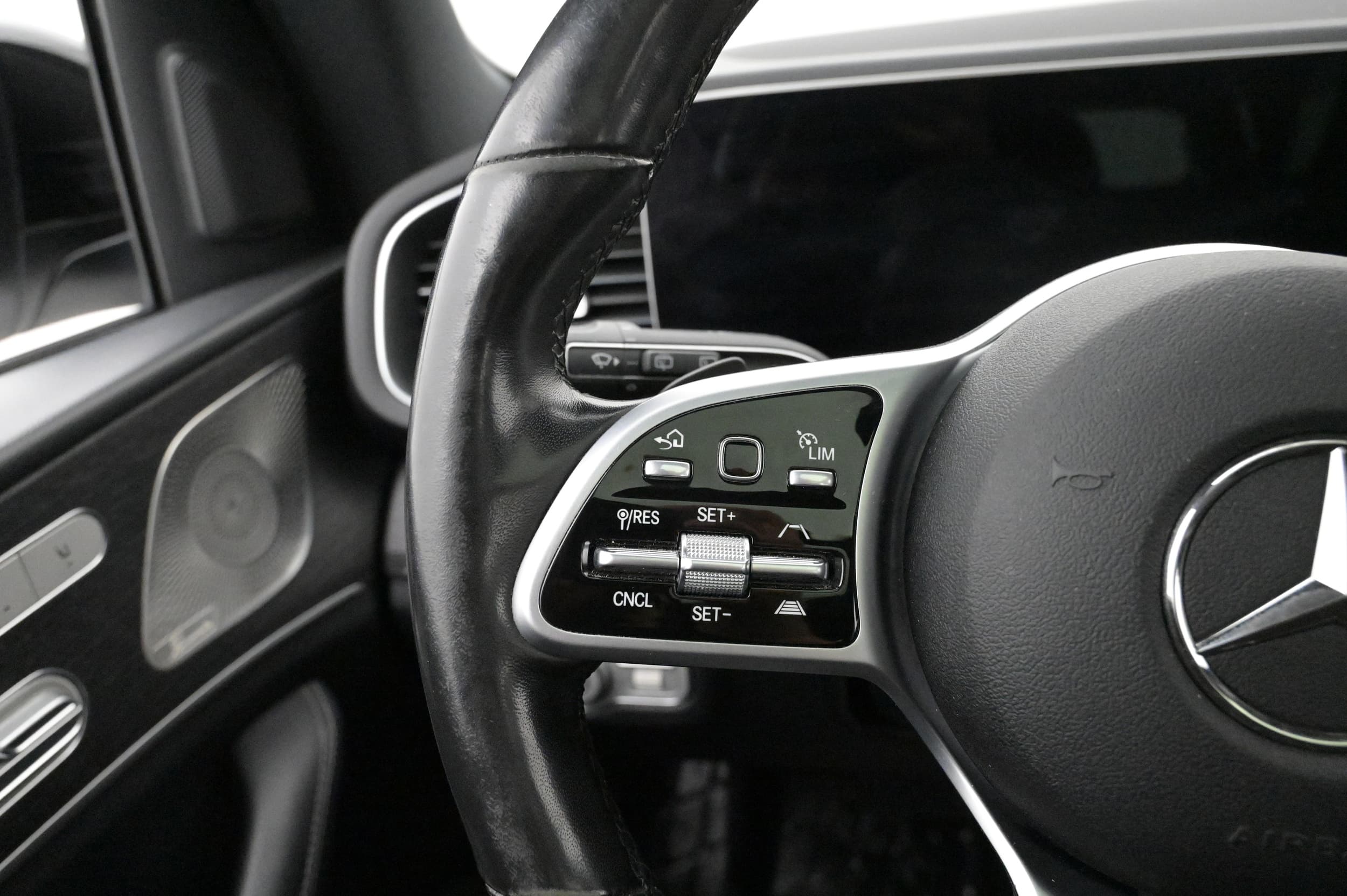 Adaptiv farthållare (Distronic Plus) och Lane Assist (Utgångsvarningsassistent)