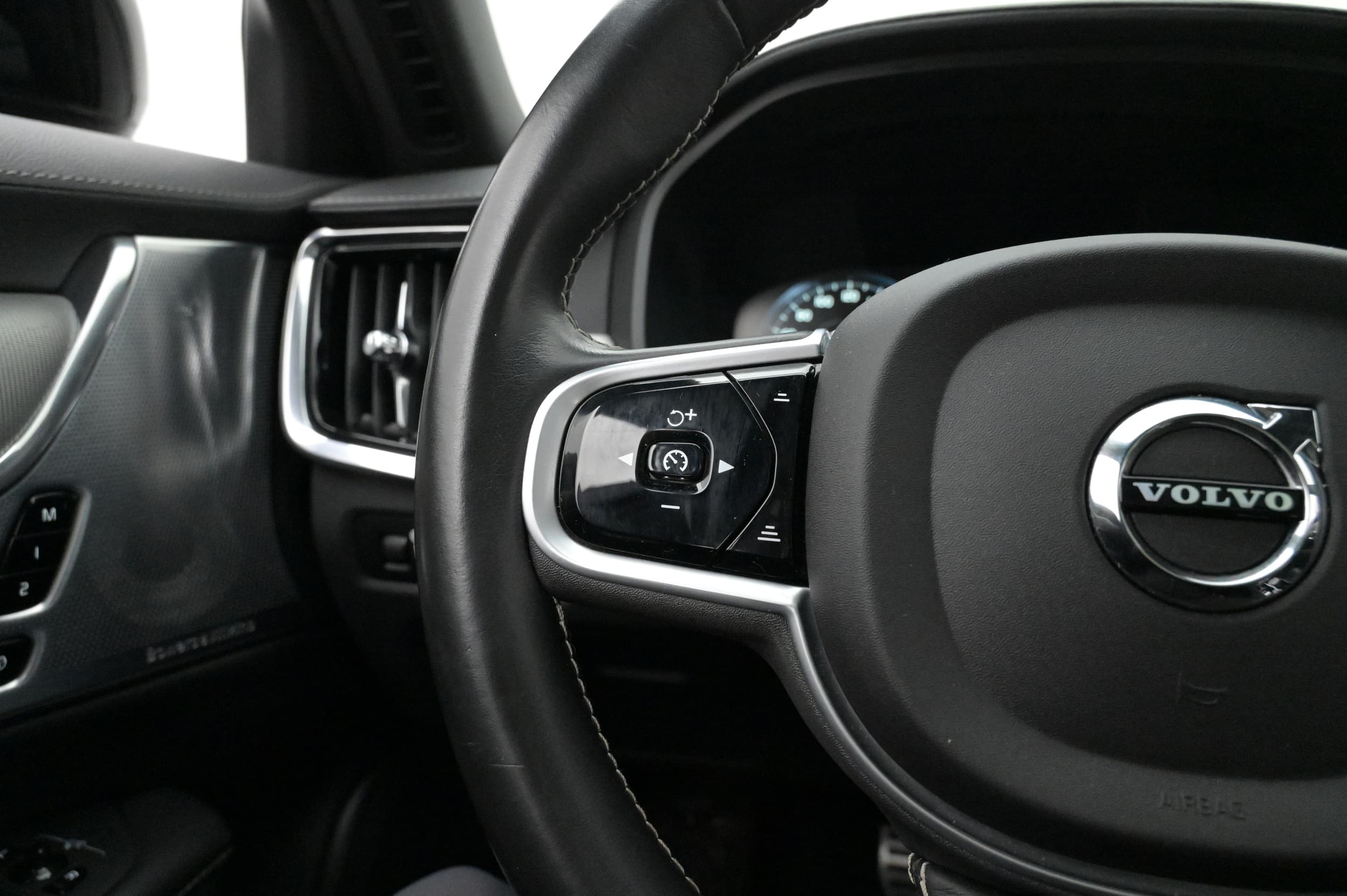 Multifunktionsratt med adaptiv farthållare