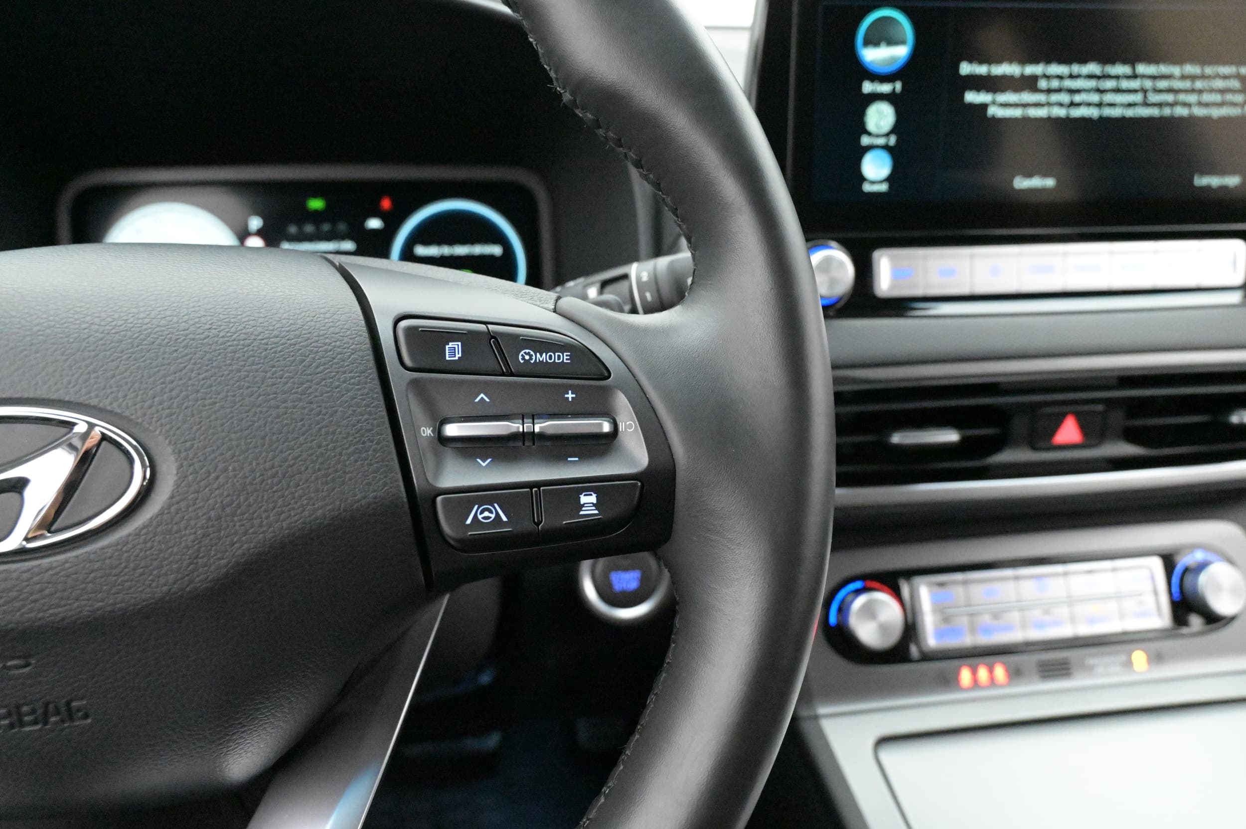 Adaptiv farthållare med stop & go, aktiv filhållningsassistans och aktivt filkörningssystem