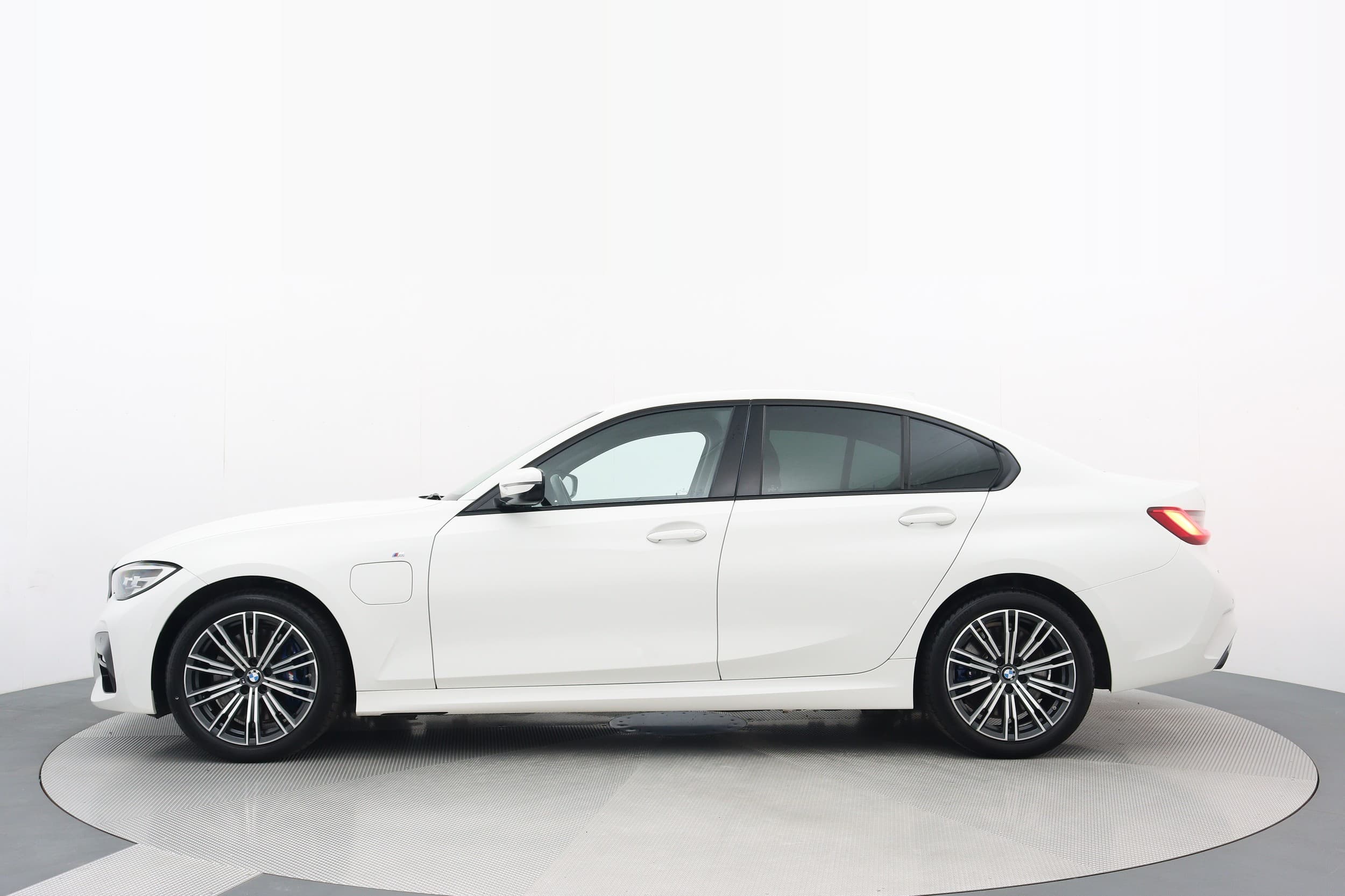 BMW 330e 