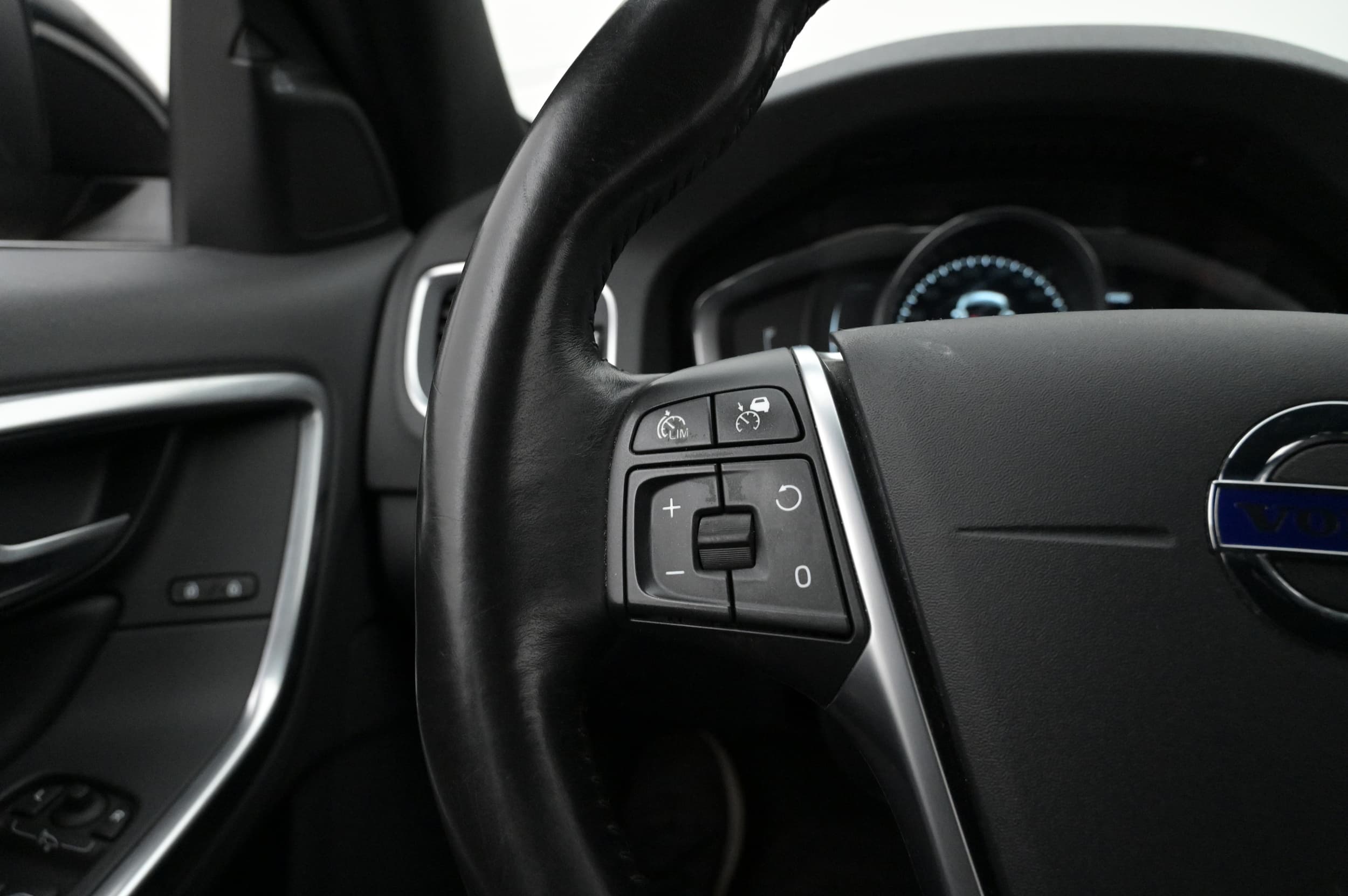 Intellisafe Assist - Adaptiv konstantfarthållare, kollisionsvarning och Autobroms