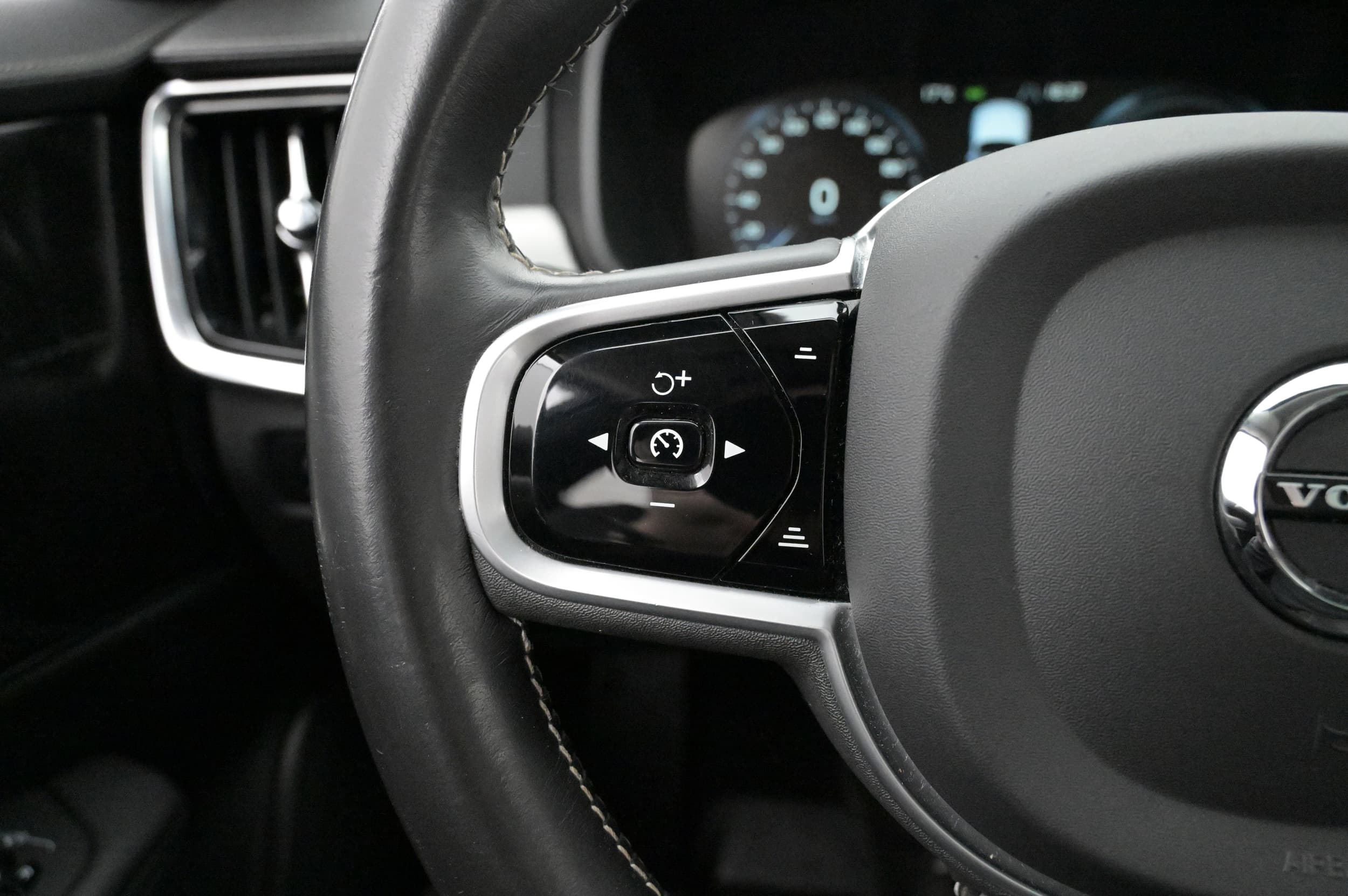 Multifunktionsratt med adaptiv farthållare