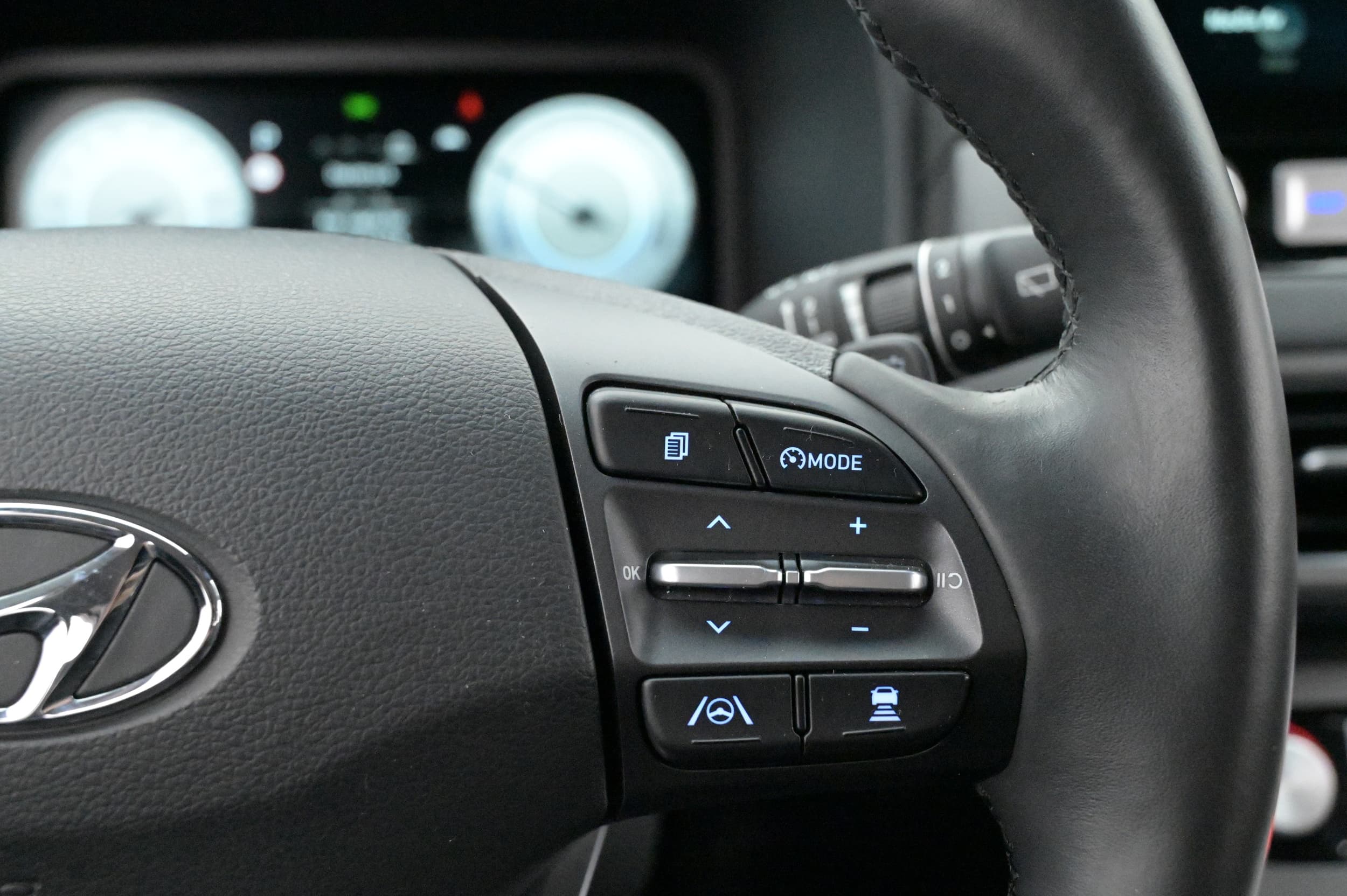 Multifunktionsratt med adaptiv farthållare