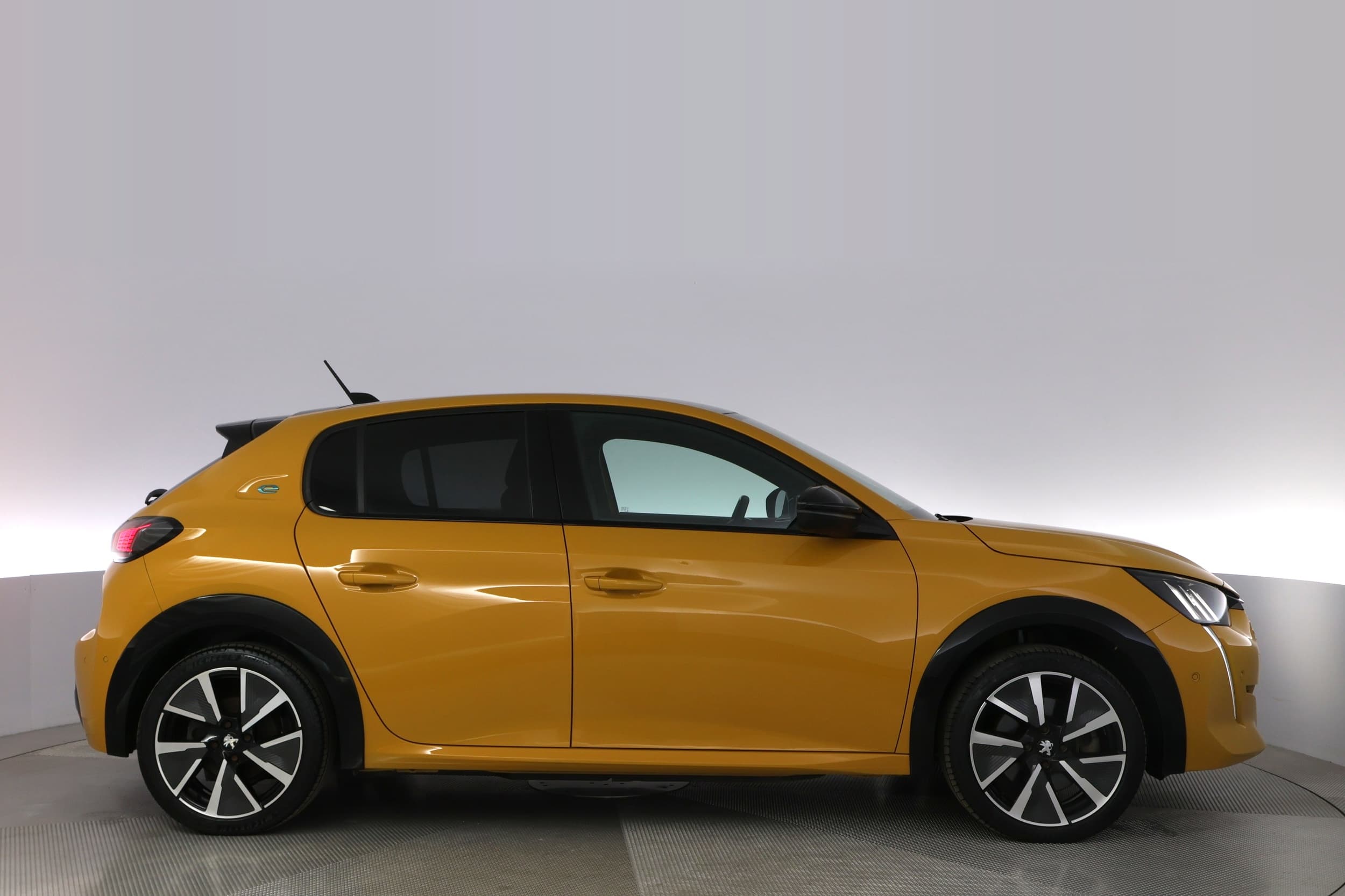 Peugeot e-208