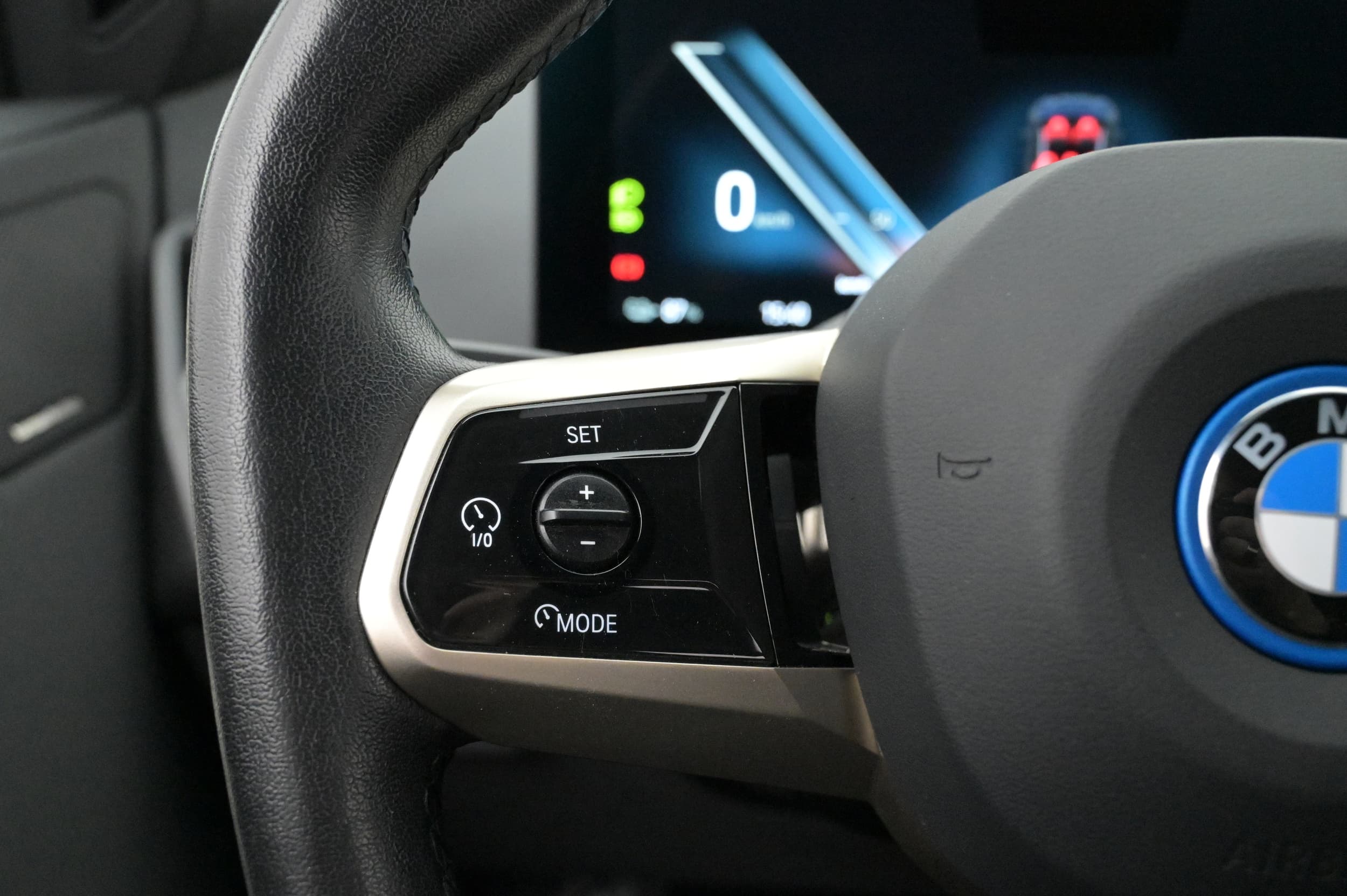 Multifunktionsratt med adaptiv farthållare