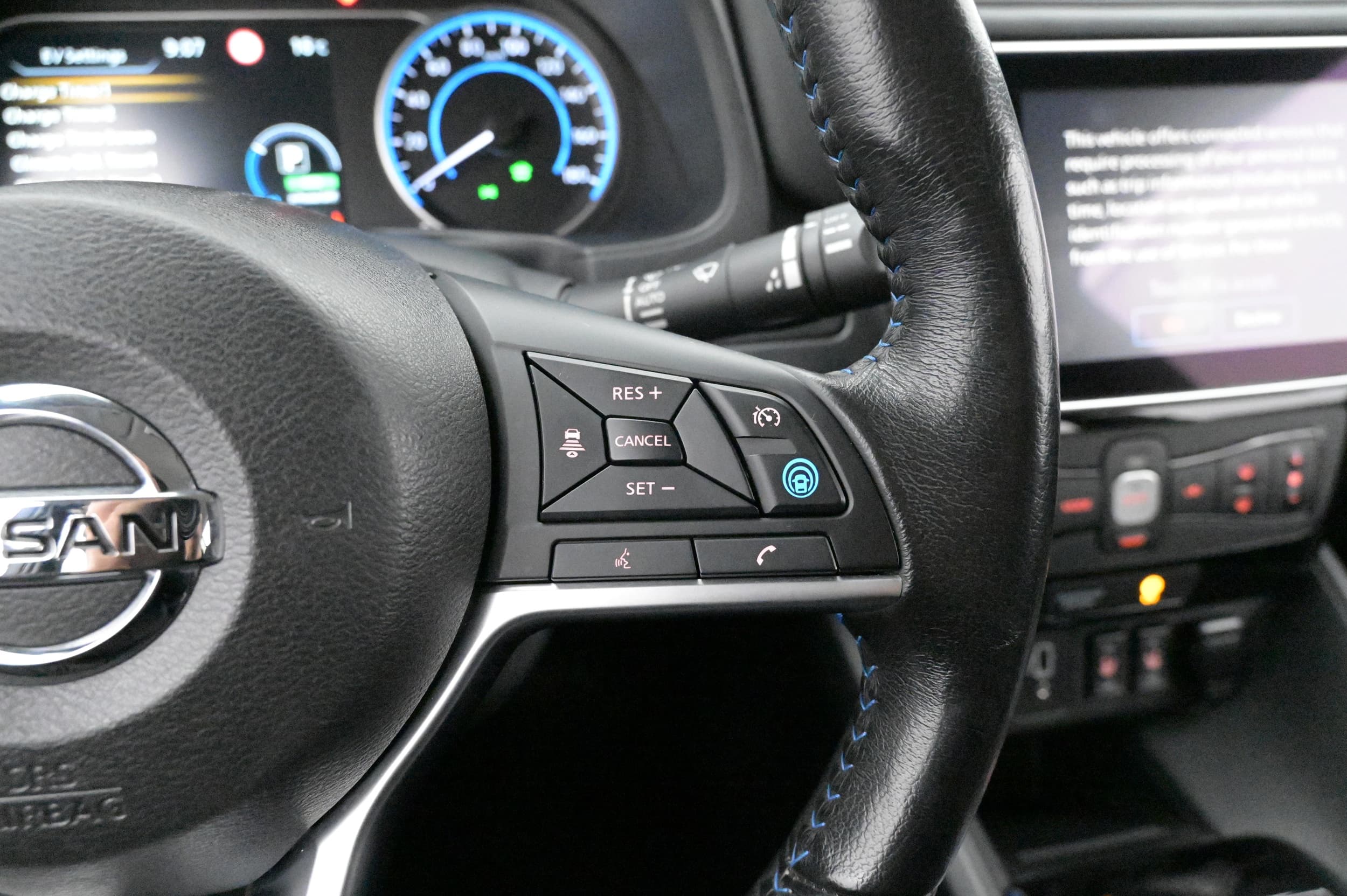 Intelligent adaptiv farthållare, intelligent filbytesvarnare, intelligent körfältsstyrning samt Driver Assist Pack