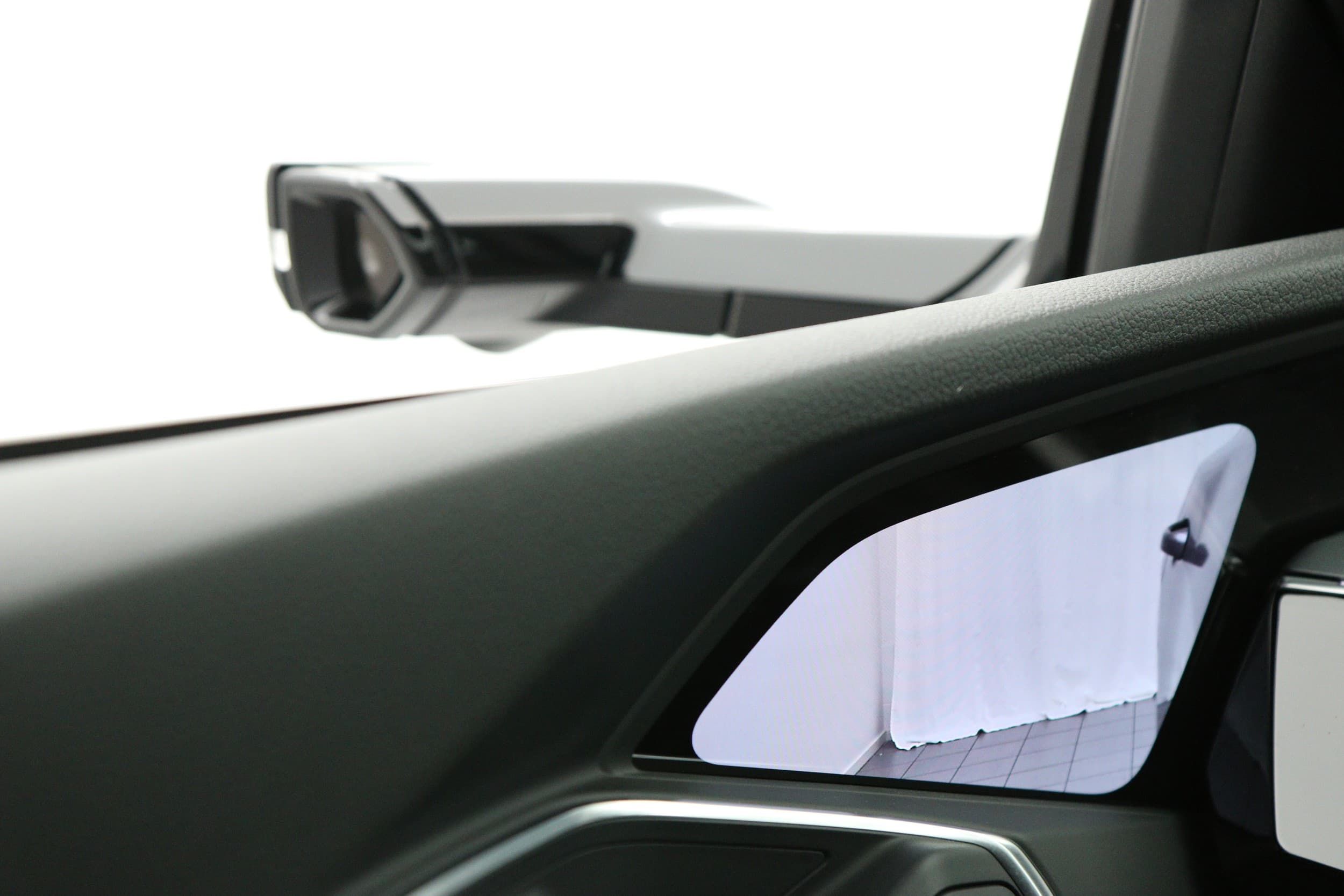 Virtuella ytterbackspeglar med OLED-skärmar i bilen