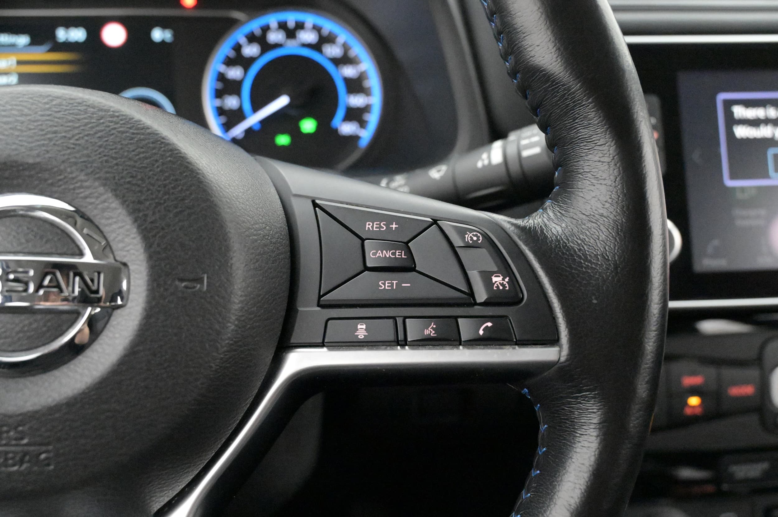 Intelligent adaptiv farthållare och intelligent filbytesvarnare