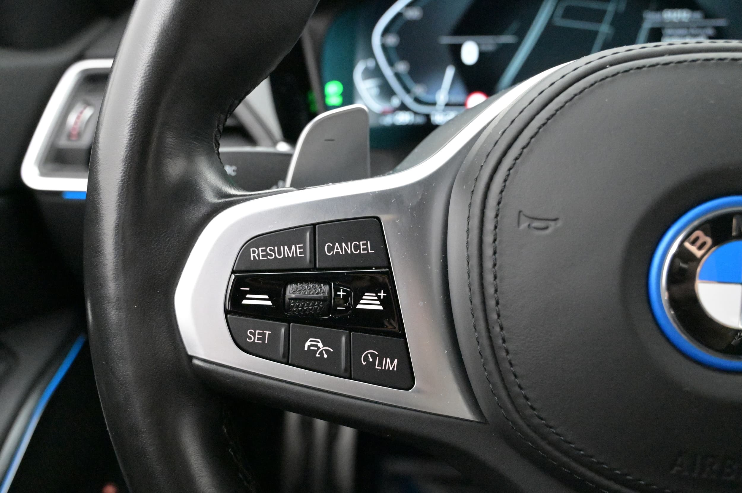 Multifunktionsratt med adaptiv farthållare