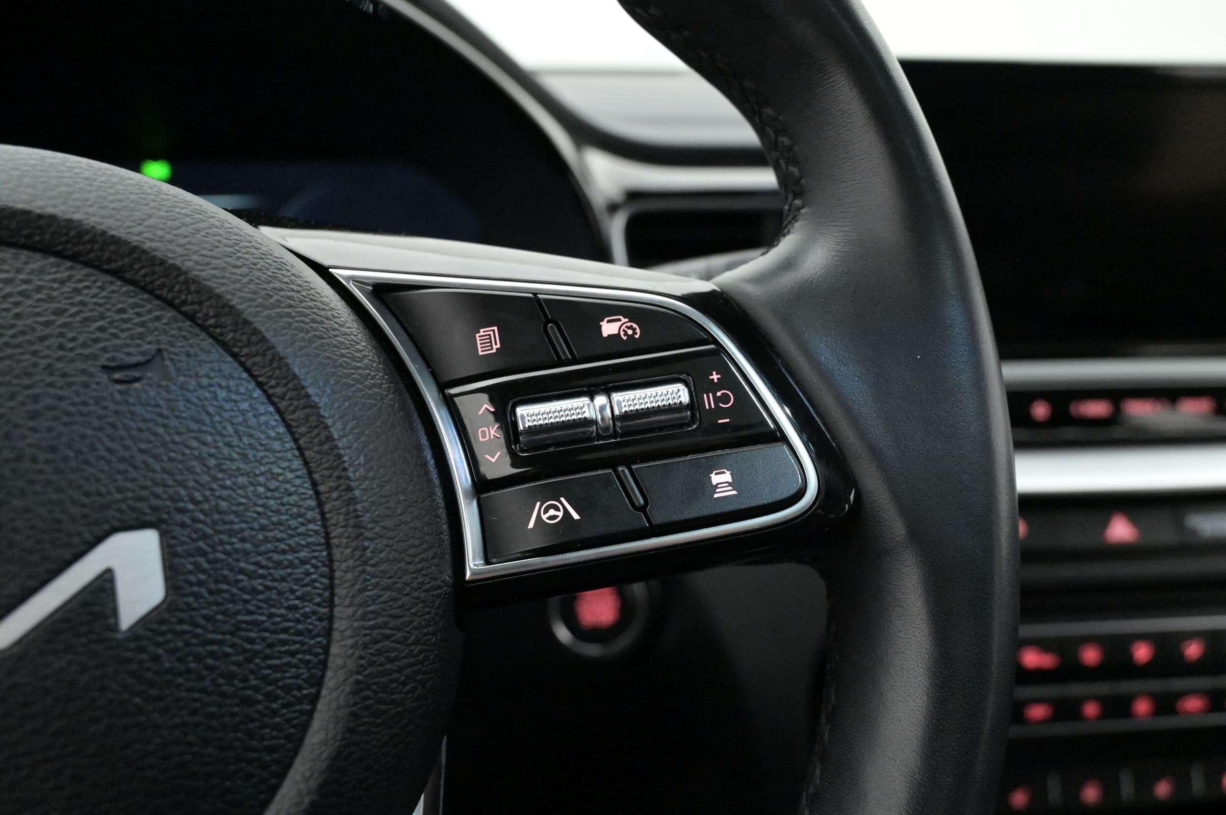 Adaptiv farthållare med stop & go, aktiv filhållningsassistans och aktivt filkörningssystem