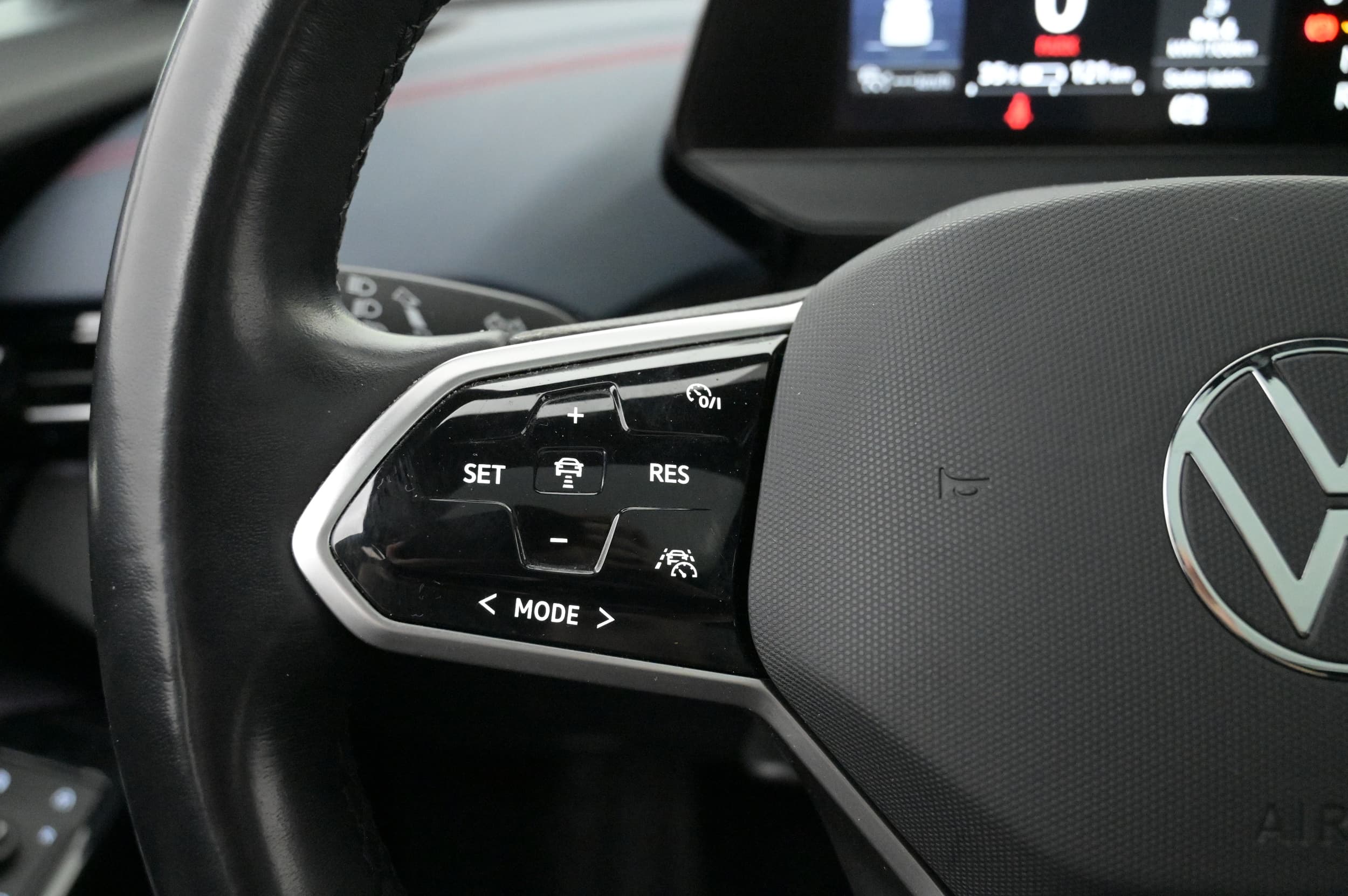 Multifunktionsratt med adaptiv farthållare