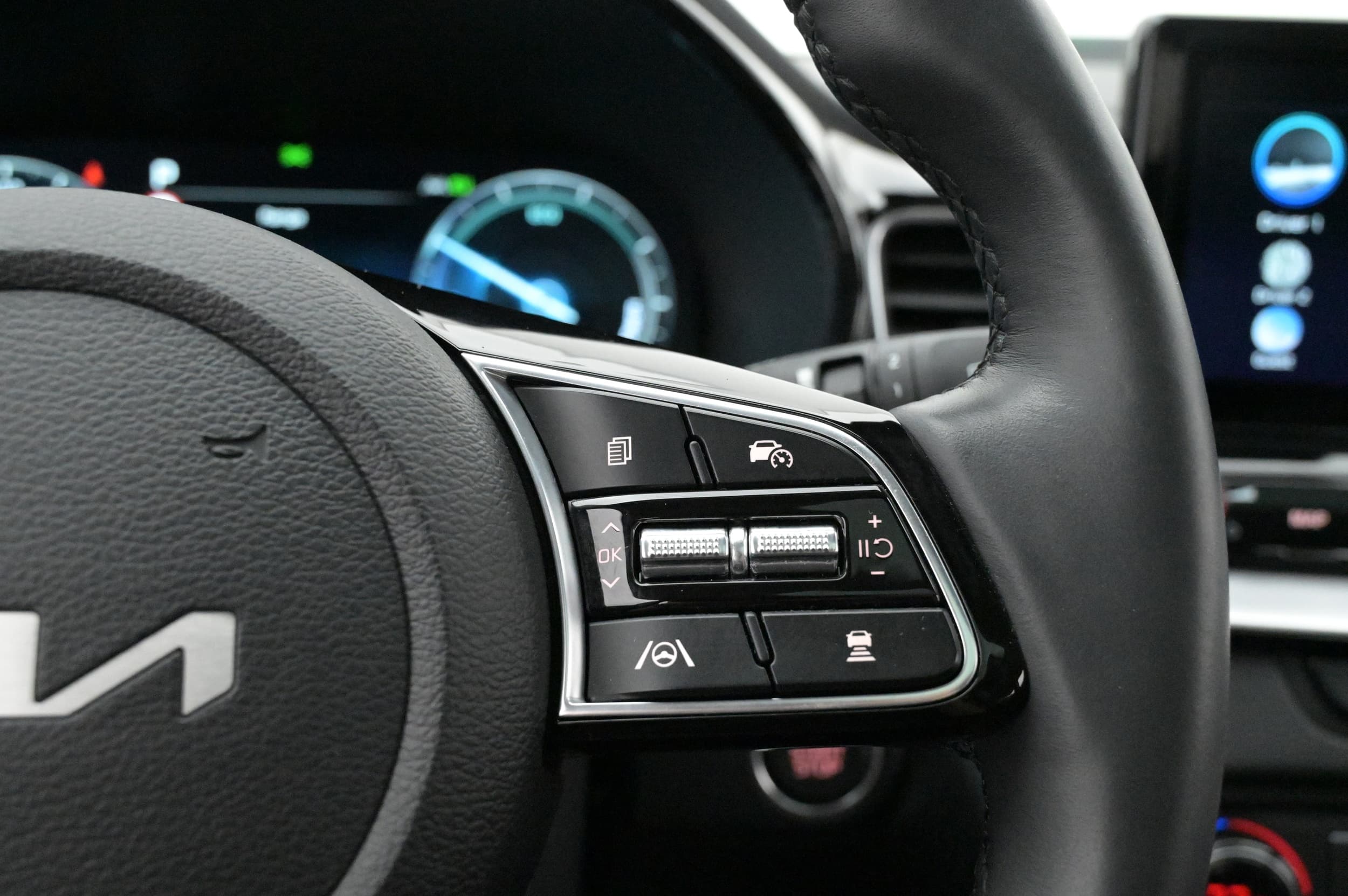 Adaptiv farthållare med stop & go, aktiv filhållningsassistans och aktivt filkörningssystem