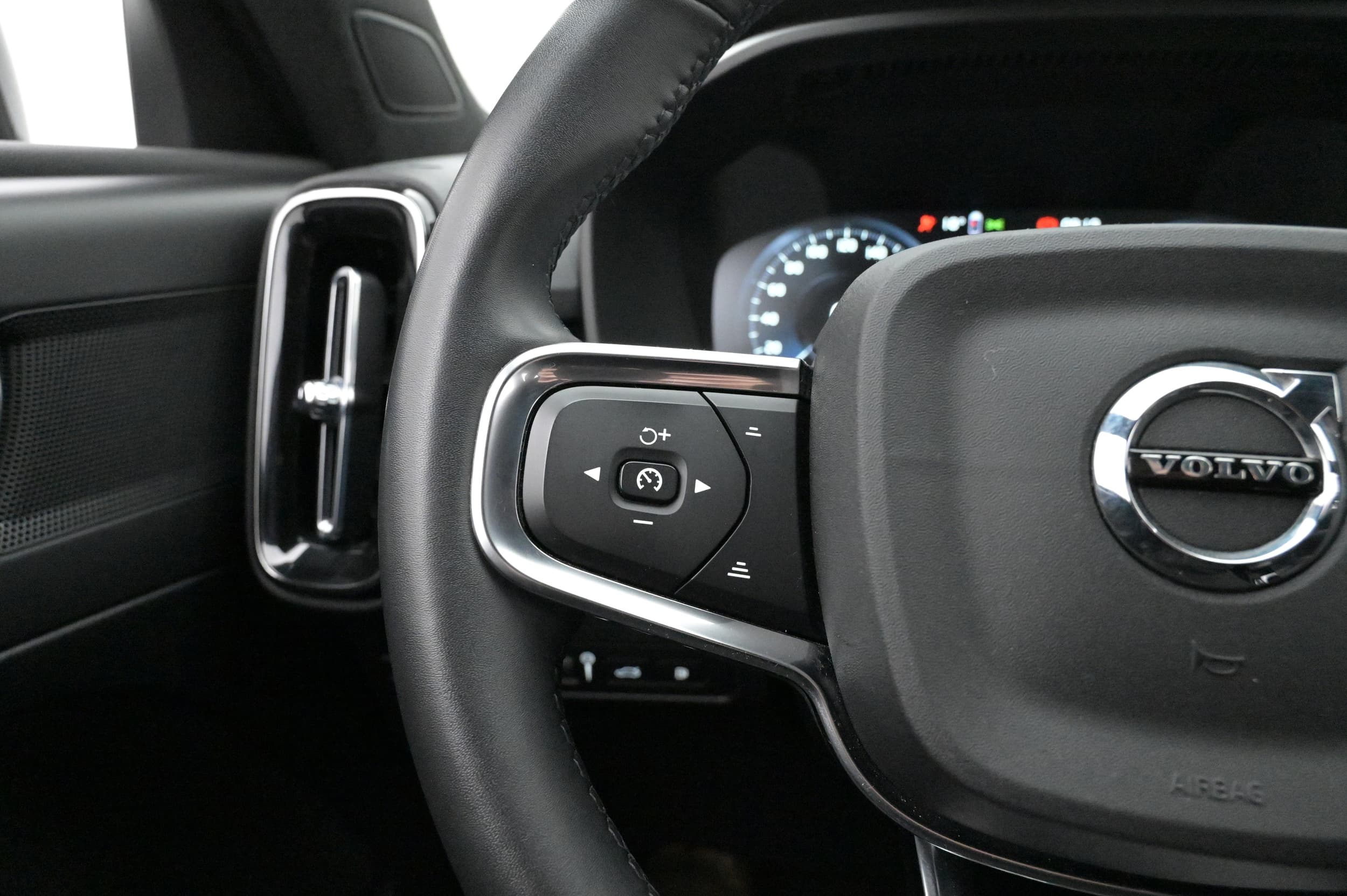 Multifunktionsratt med adaptiv farthållare