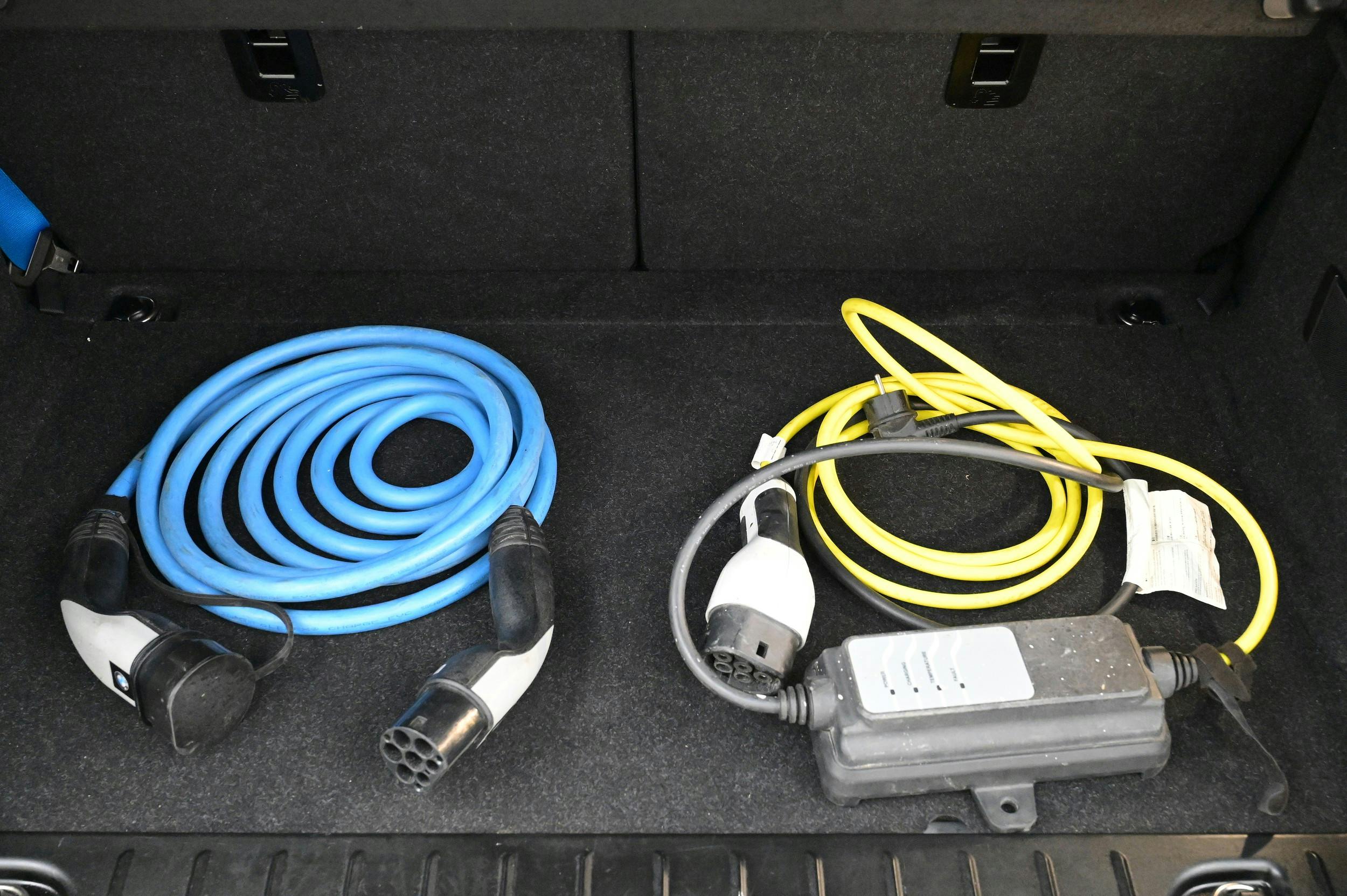 Två laddkablar med Typ 2-kontakt - för laddning i laddstolpe/laddbox samt för laddning i eluttag
