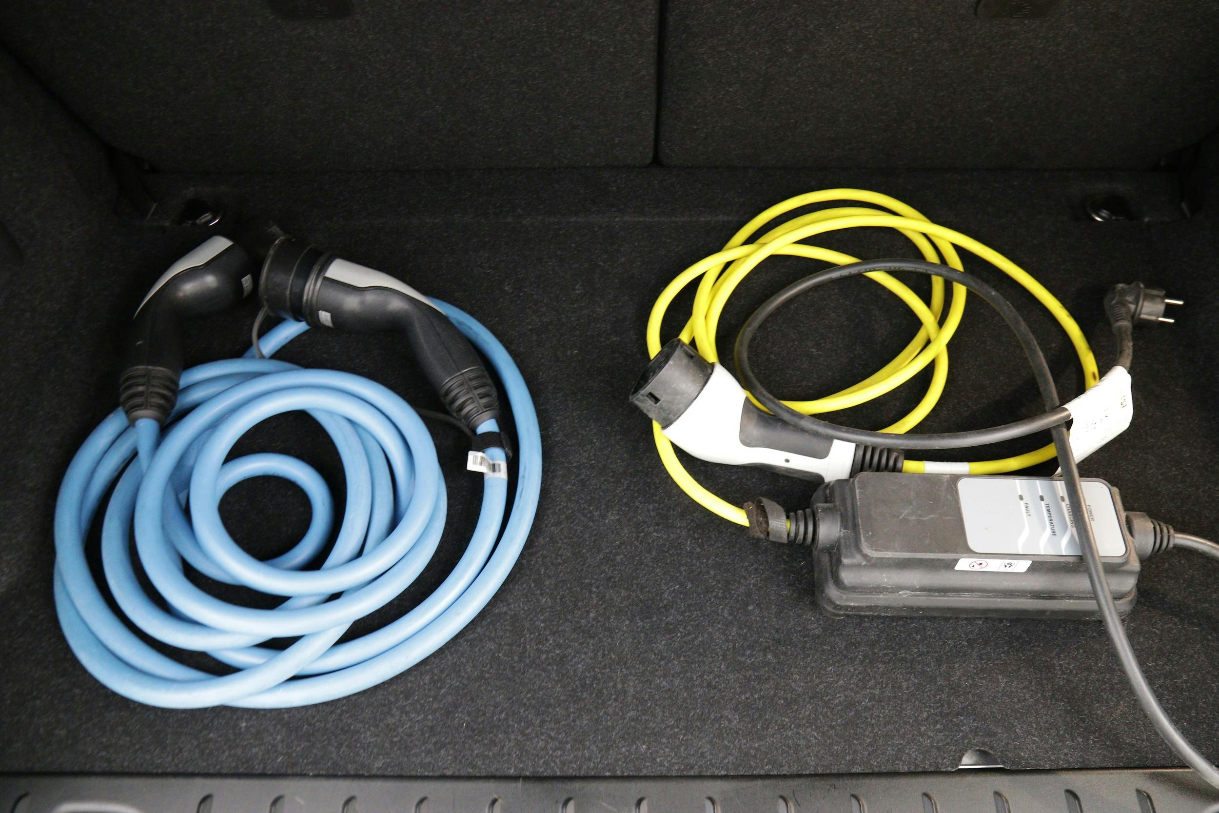 Två laddkablar med Typ 2-kontakt - för laddning i laddstolpe/laddbox samt eluttag