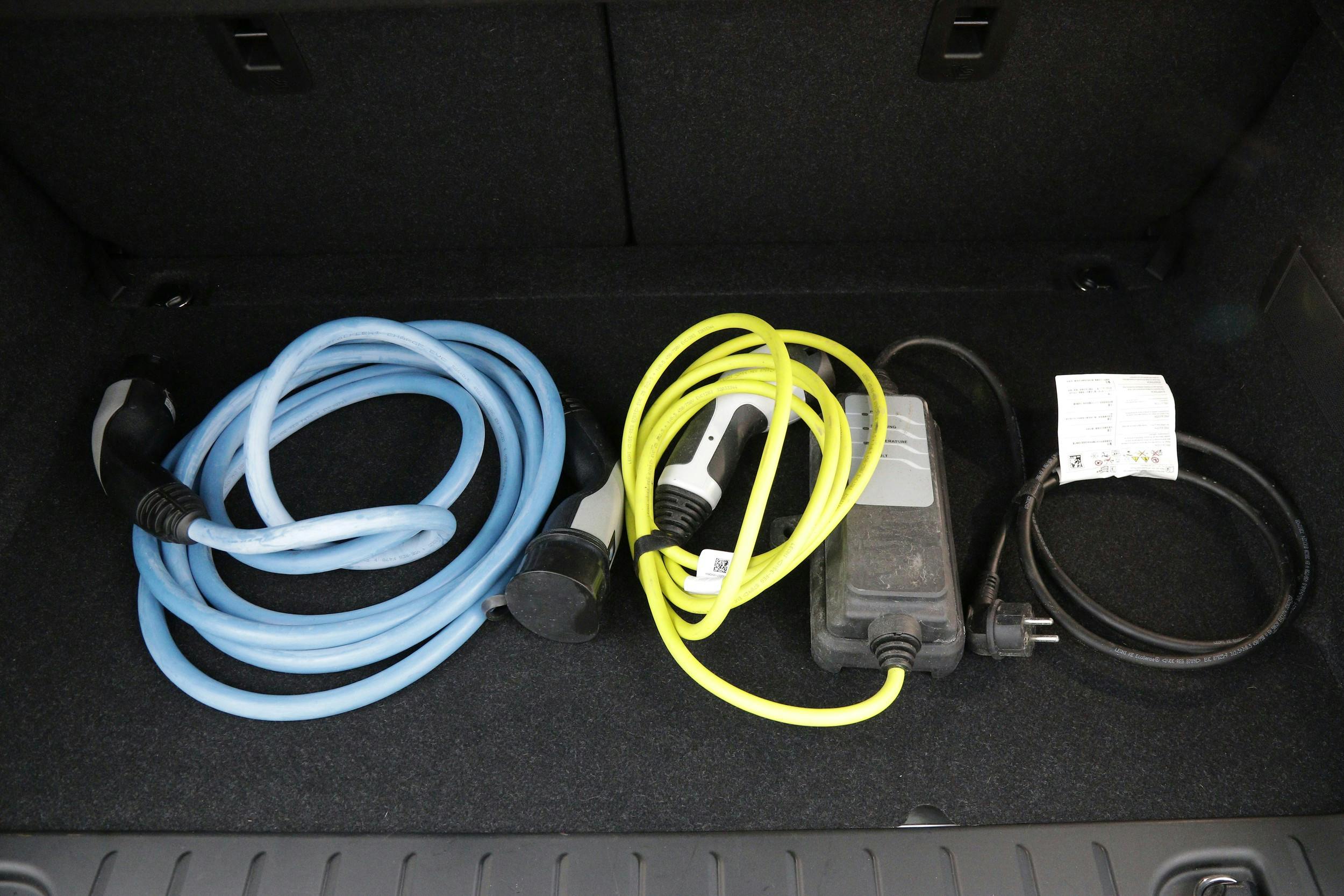 Två laddkablar med Typ 2-kontakt: för laddning i laddstolpe/laddbox samt eluttag