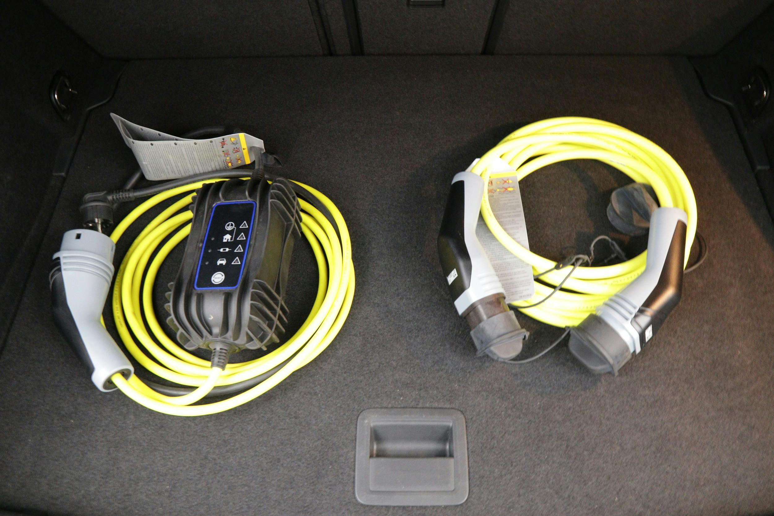 Två laddkablar med Typ 2-kontakt: För laddning i eluttag och laddstolpe/laddbox