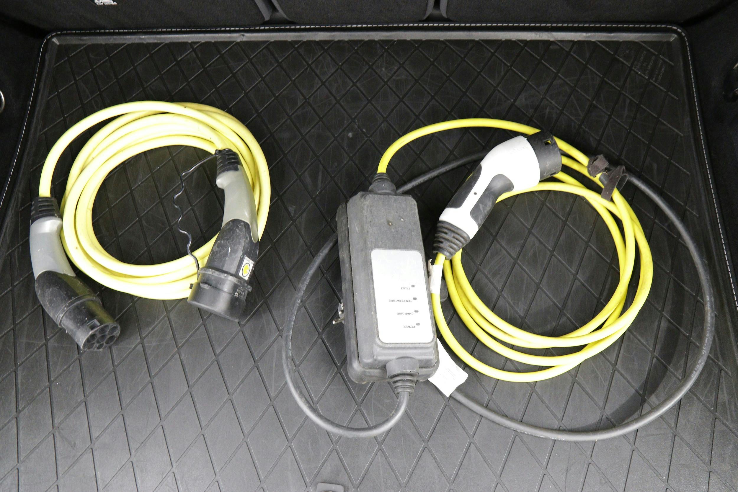 Två laddkablar med Typ 2-kontakt: för laddning i eluttag samt för laddning i laddstolpe/laddbox